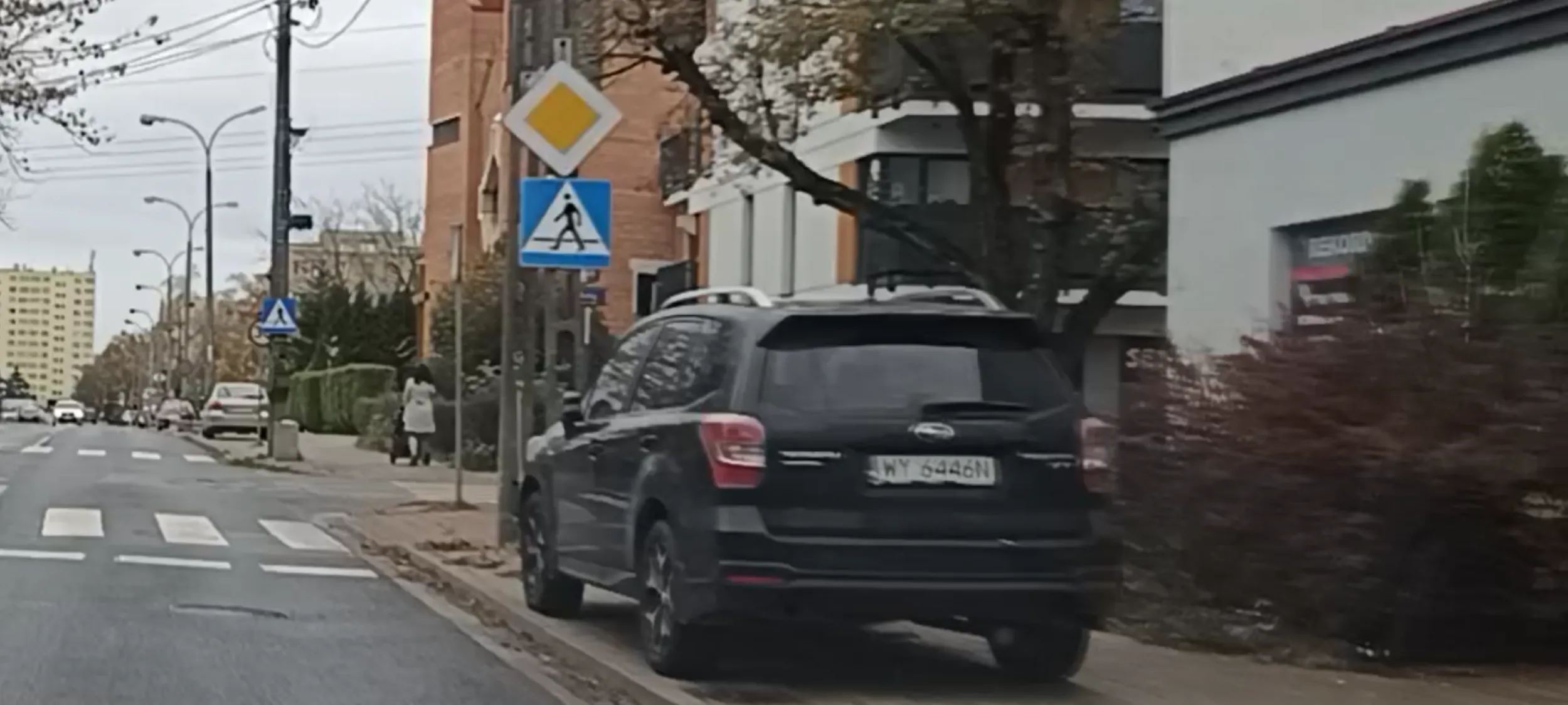 Parkowanie pod znakiem i 1m przed przejściem dla pieszych. Cyk. Focia.