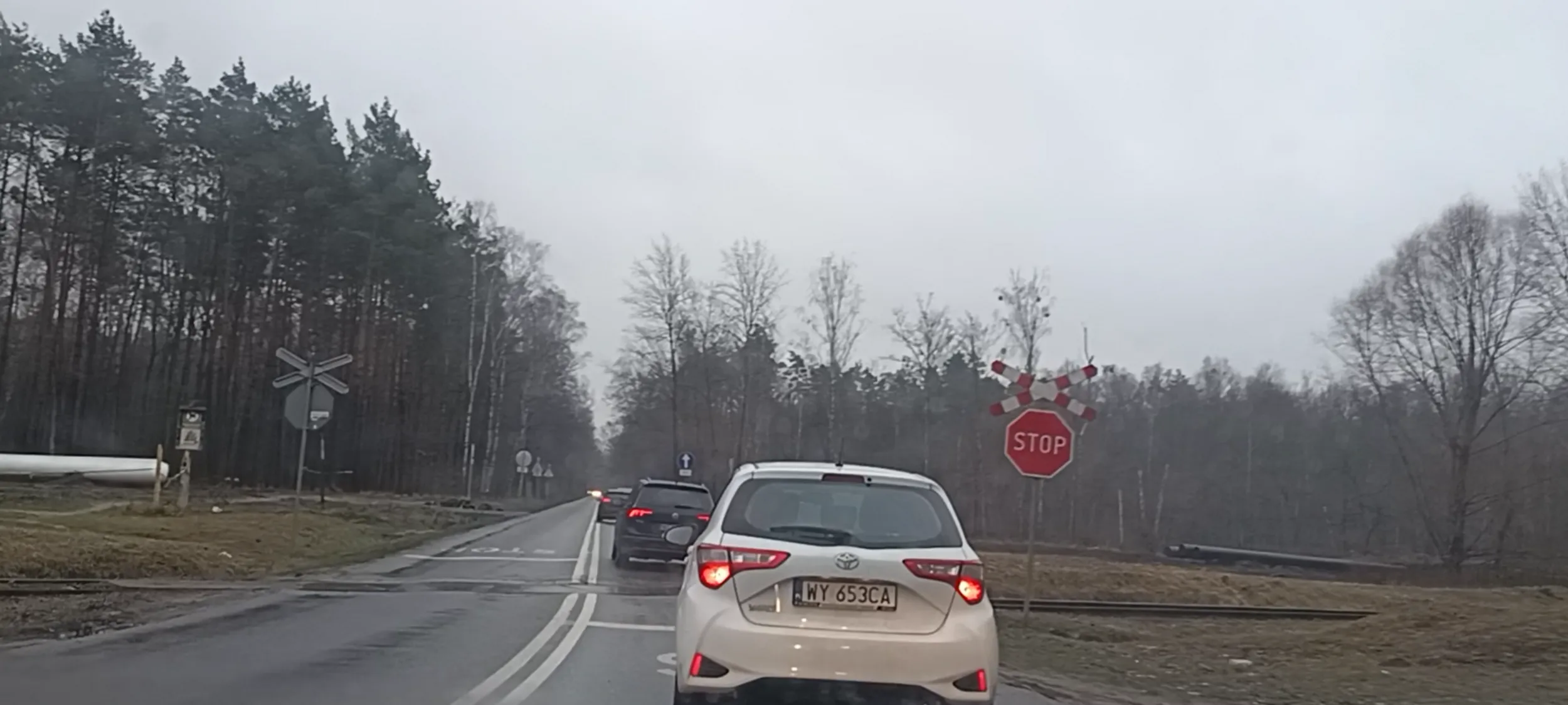 Gapa. Przejechal przez przejazd kolejowy bez zatrzymania się przed znakiem STOP