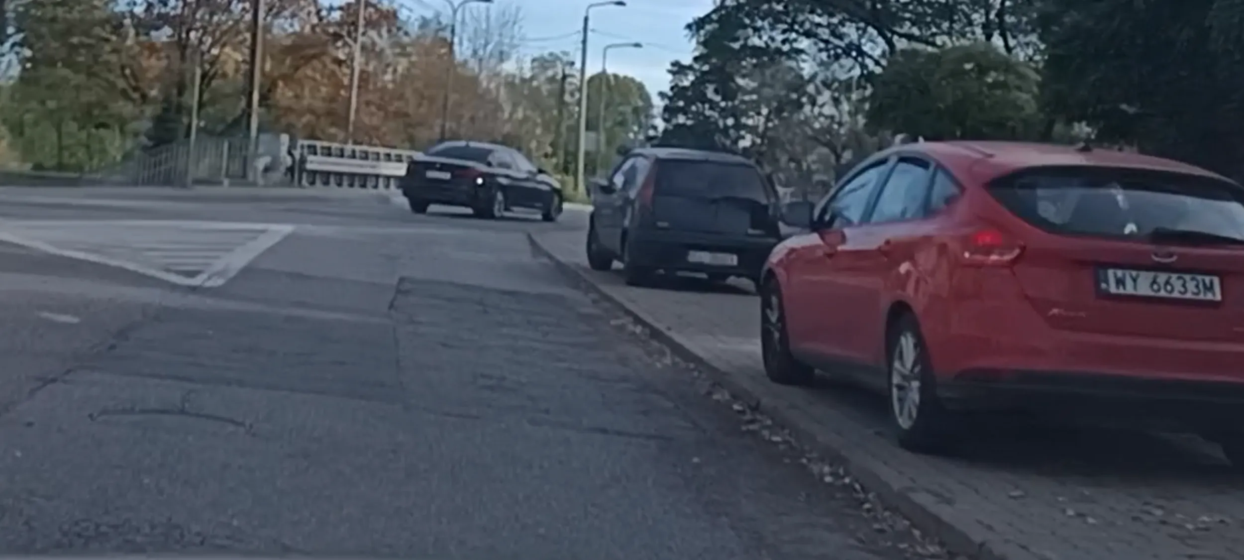 Parkowanie na chodniku bez pozostawienia przejścia 1.5m jest niedozwolone, panie kierowcom! To jest utrudnianie ruchu pieszym.