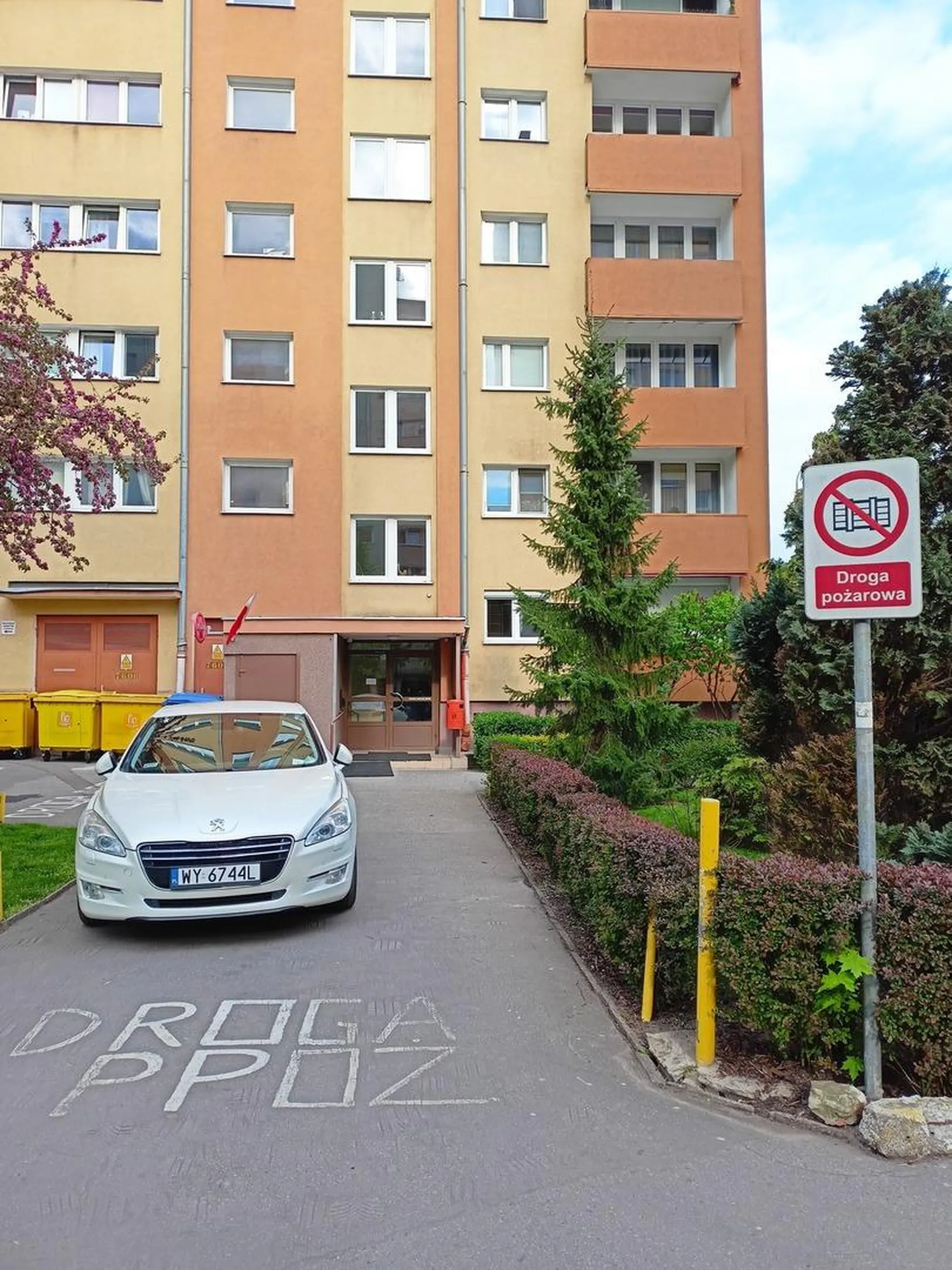 Człowiek który ewidentnie ma problem ze słowem czytanym.