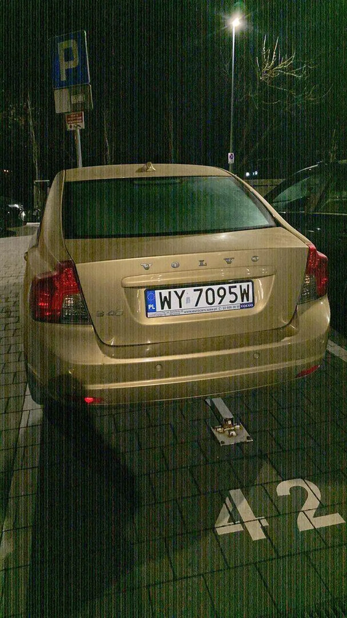 Zajmuje nielegalnie prywatne miejsce parkingowe