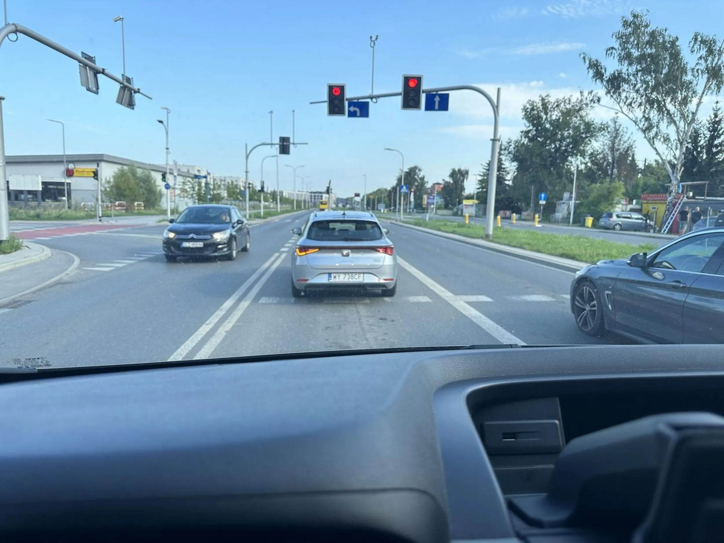 Do pasa doczekać nie może, musi się wpieprzyć. Linia przed światłami - nie dla niego. Naćpany czy co