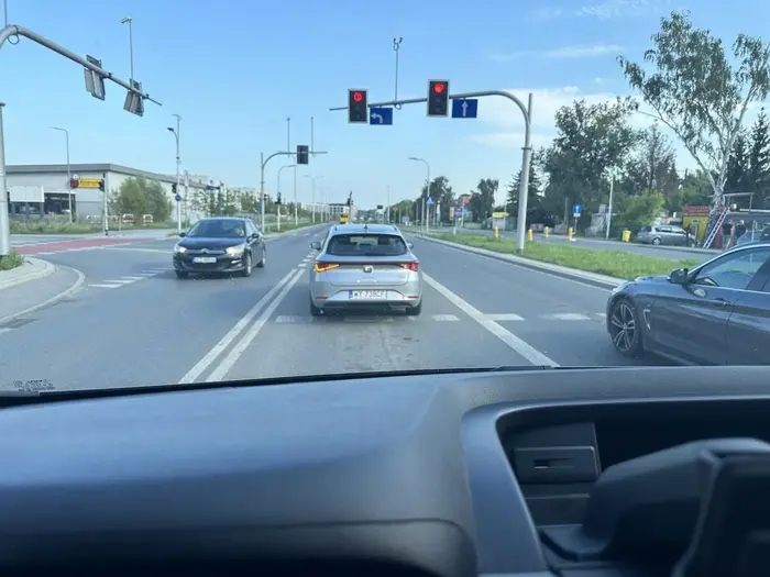 Do pasa doczekać nie może, musi się wpieprzyć. Linia przed światłami - nie dla niego. Naćpany czy co