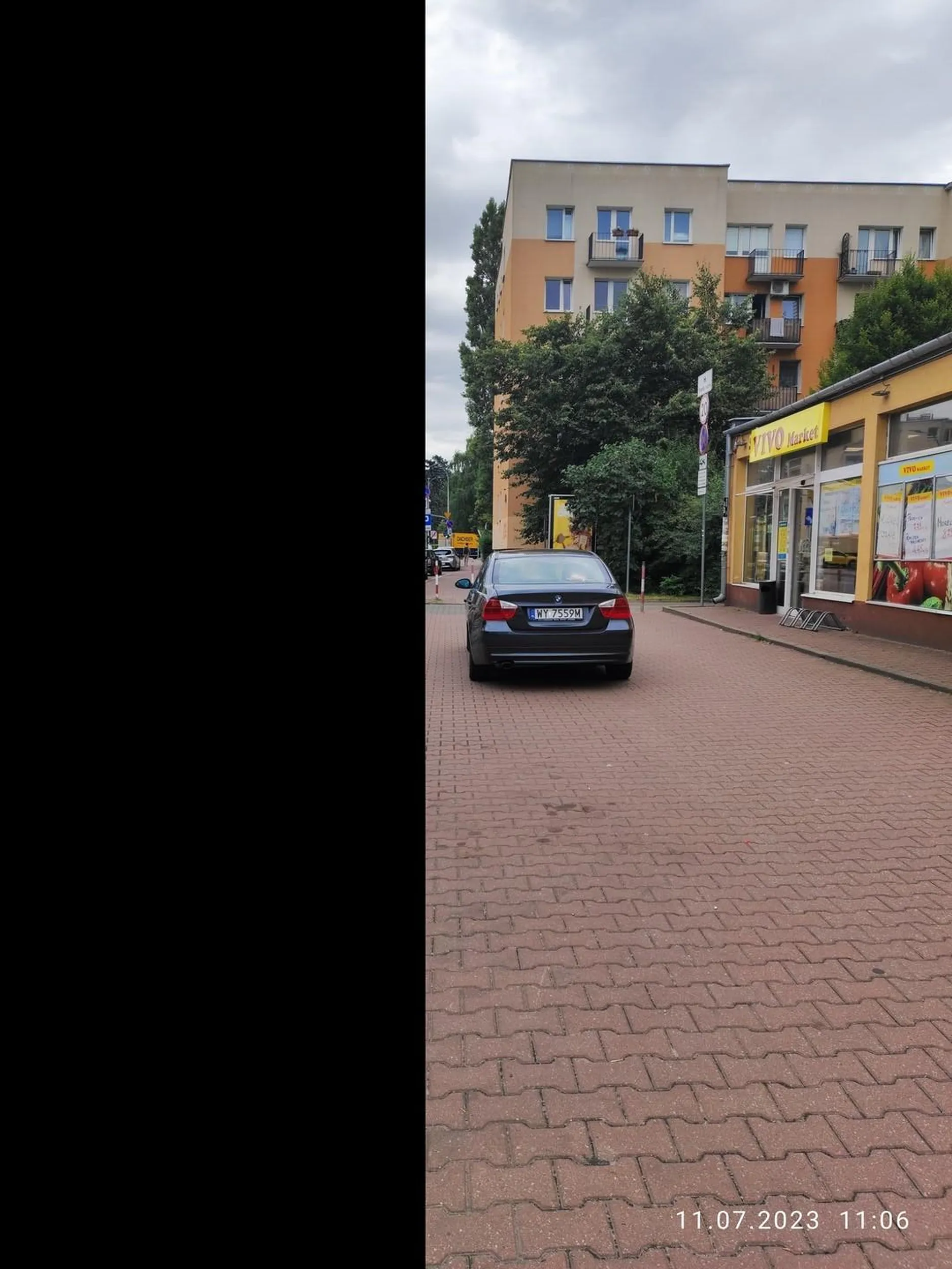 Zatrzymuje się równo na środku chodnika blokując przejście.