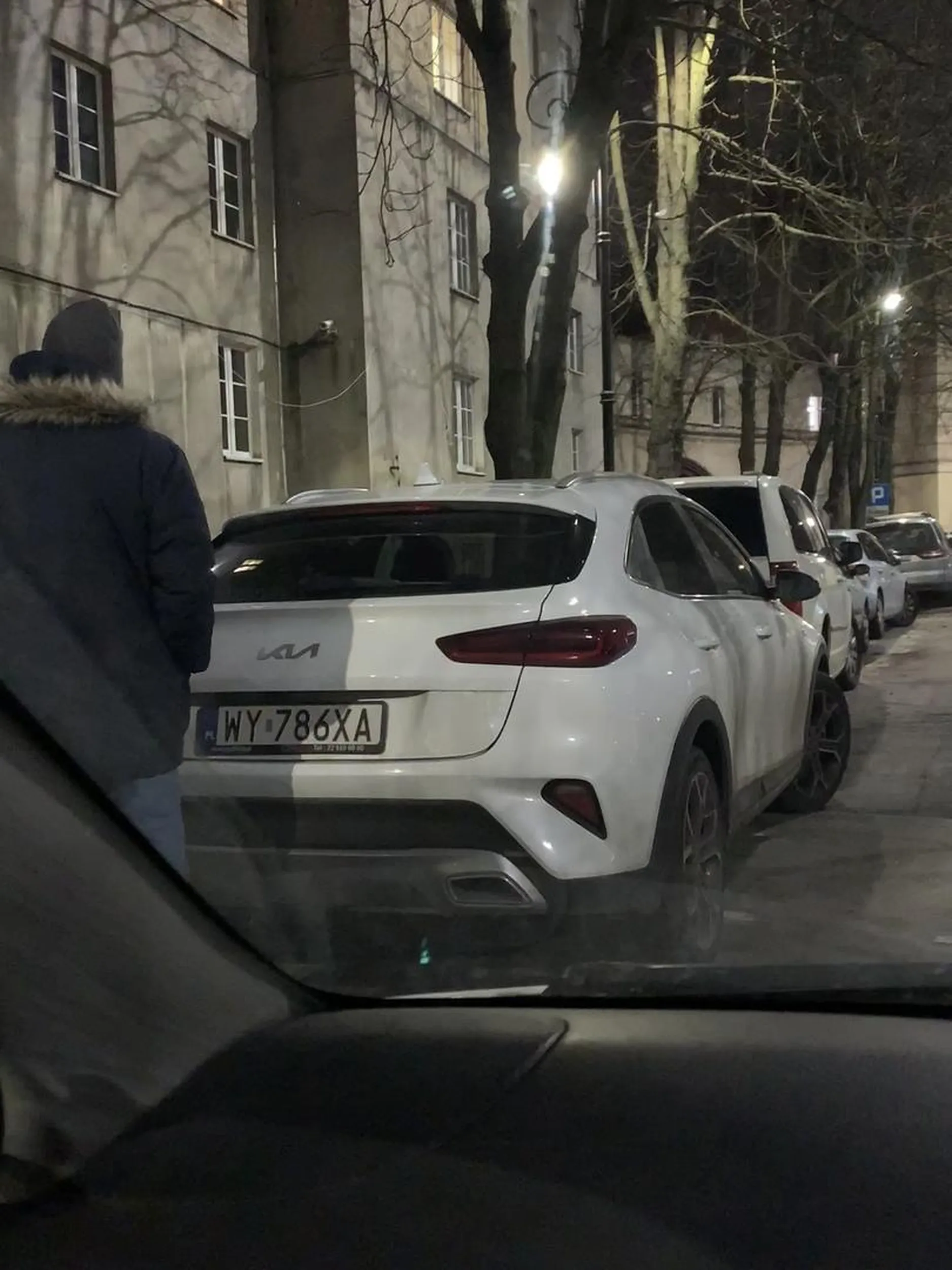 Parkowanie na przejściu dla pieszych pomimo miejsca parkingowego 40m dalej