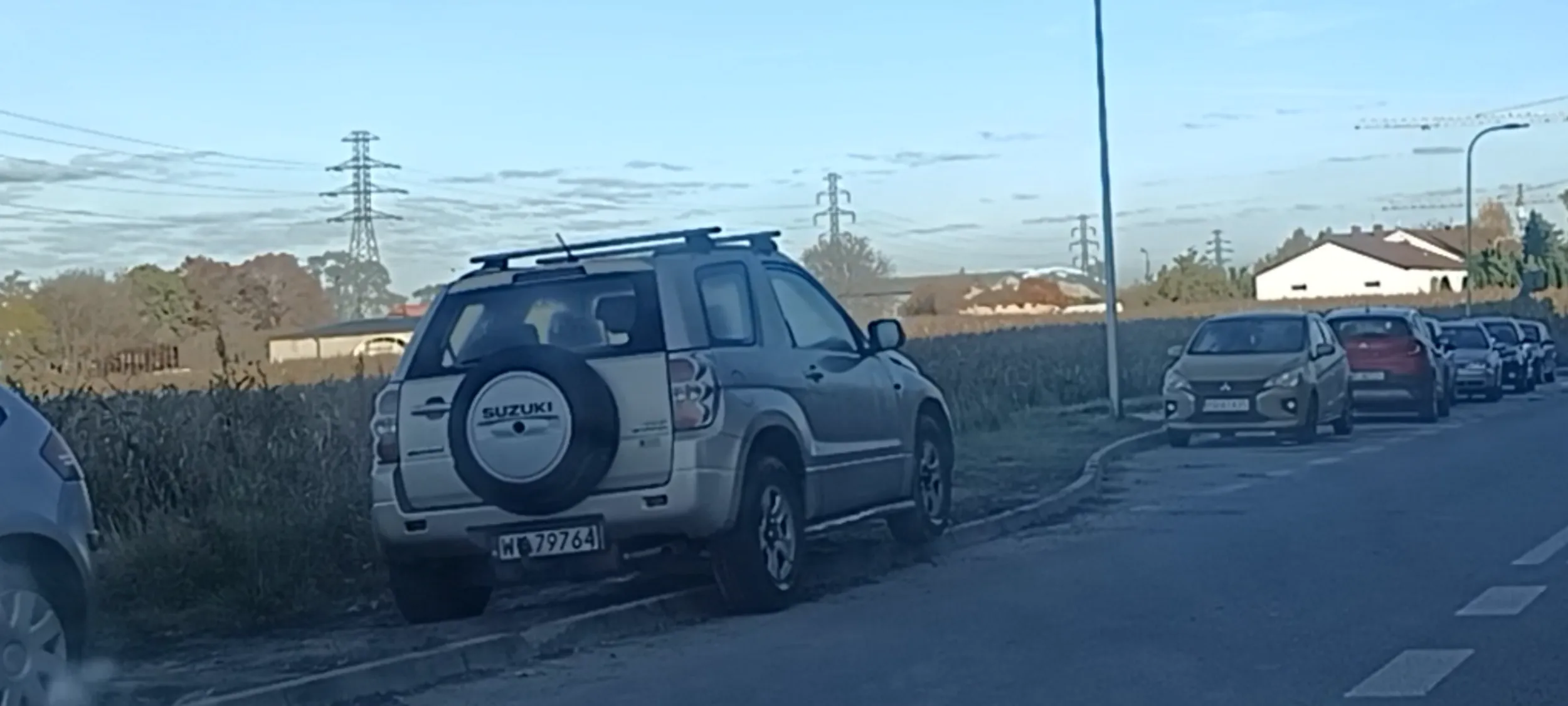Stanął na trawniku i poszedł. Tu nie ma miejsc do parkowania, tu jest zakaz zatrzymywania się i postoju, cwaniaku, dlatego masz fotkę.