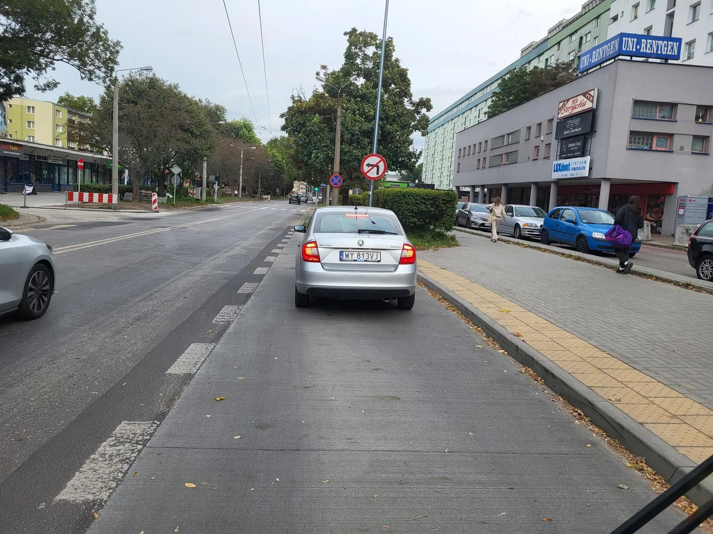 Art. 49. 1.9. Zabrania się zatrzymania pojazdu w odległości mniejszej niż 15 m od słupka lub tablicy oznaczającej przystanek, a na przystanku z zatoką - na całej jej długości. Samochód był sprawny. To nie była sytuacja awaryjna. Obok jest parking.