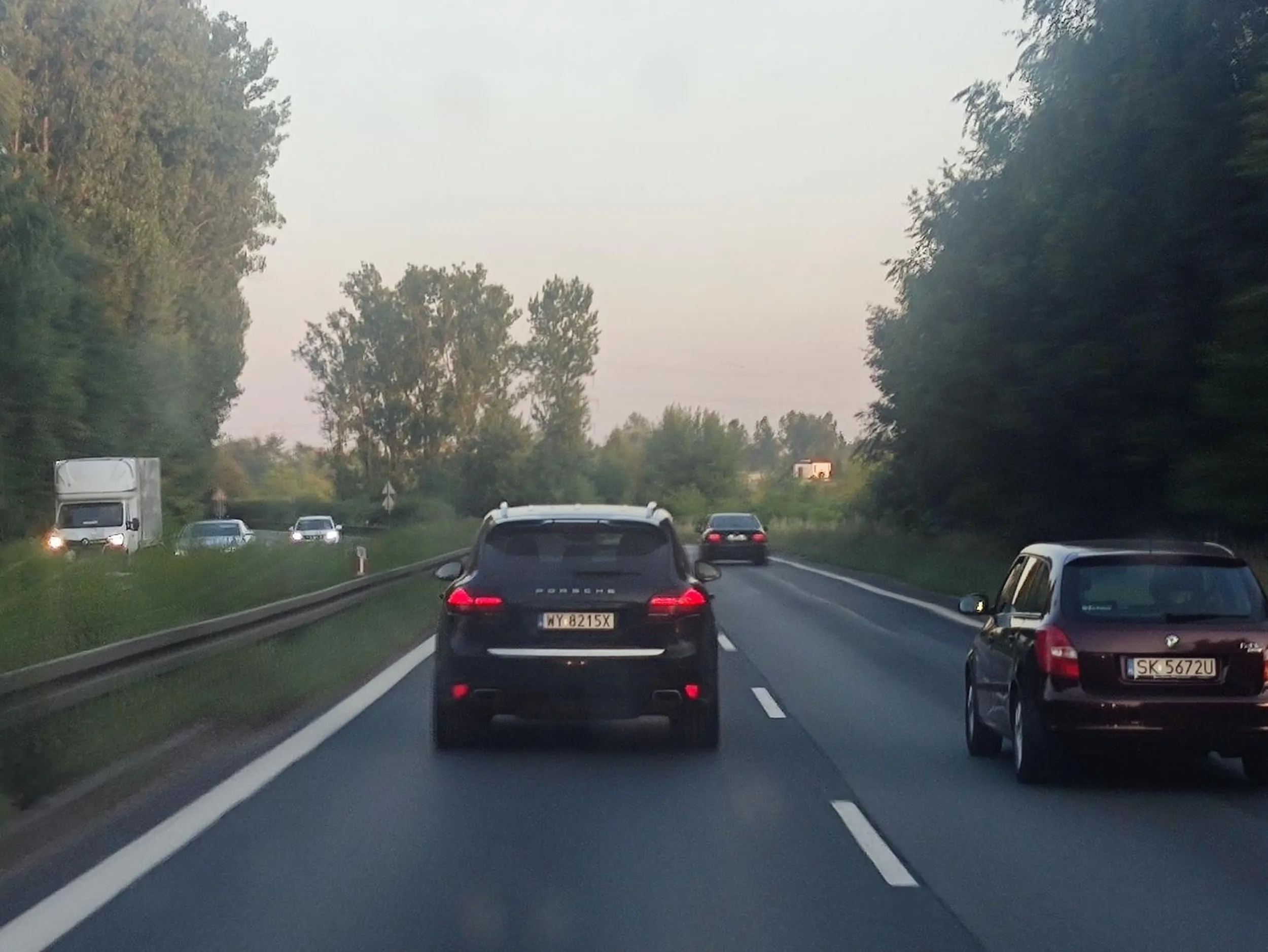 Szalony kierowca , zajeżdża i wyhamowuje samochody