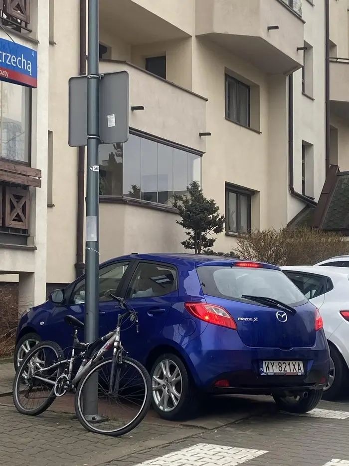 Proszę uważać na tego nieodpowiedzialnego kierowcę. Wymusza pierwszeństwo nie patrząc na znaki drogowe. Ja cudem uniknęłam wypadku z tym pojazdem. Od razu po tym incydencie udałam się za tym pojazdem, który ewidentnie przede mną uciekał lecz mu się nie udało. Był to czarno skóry mężczyzna nie mówiący po Polsku.