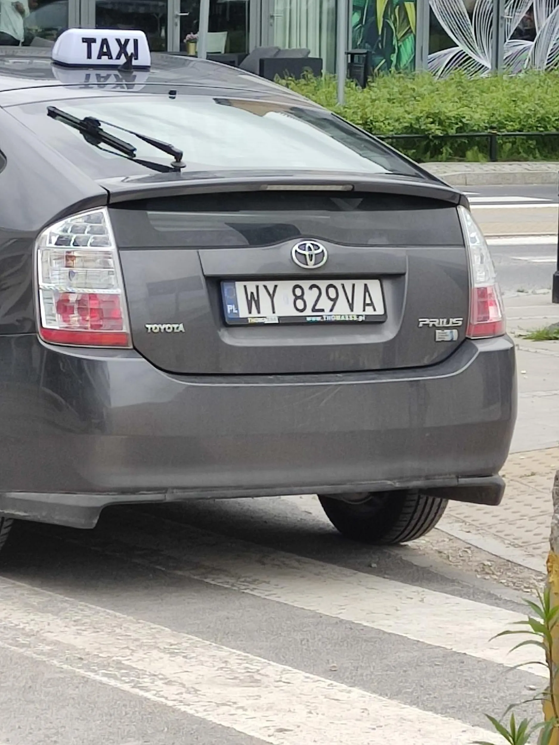 Uber parkuje wszędzie nawet na przejściach dla pieszych