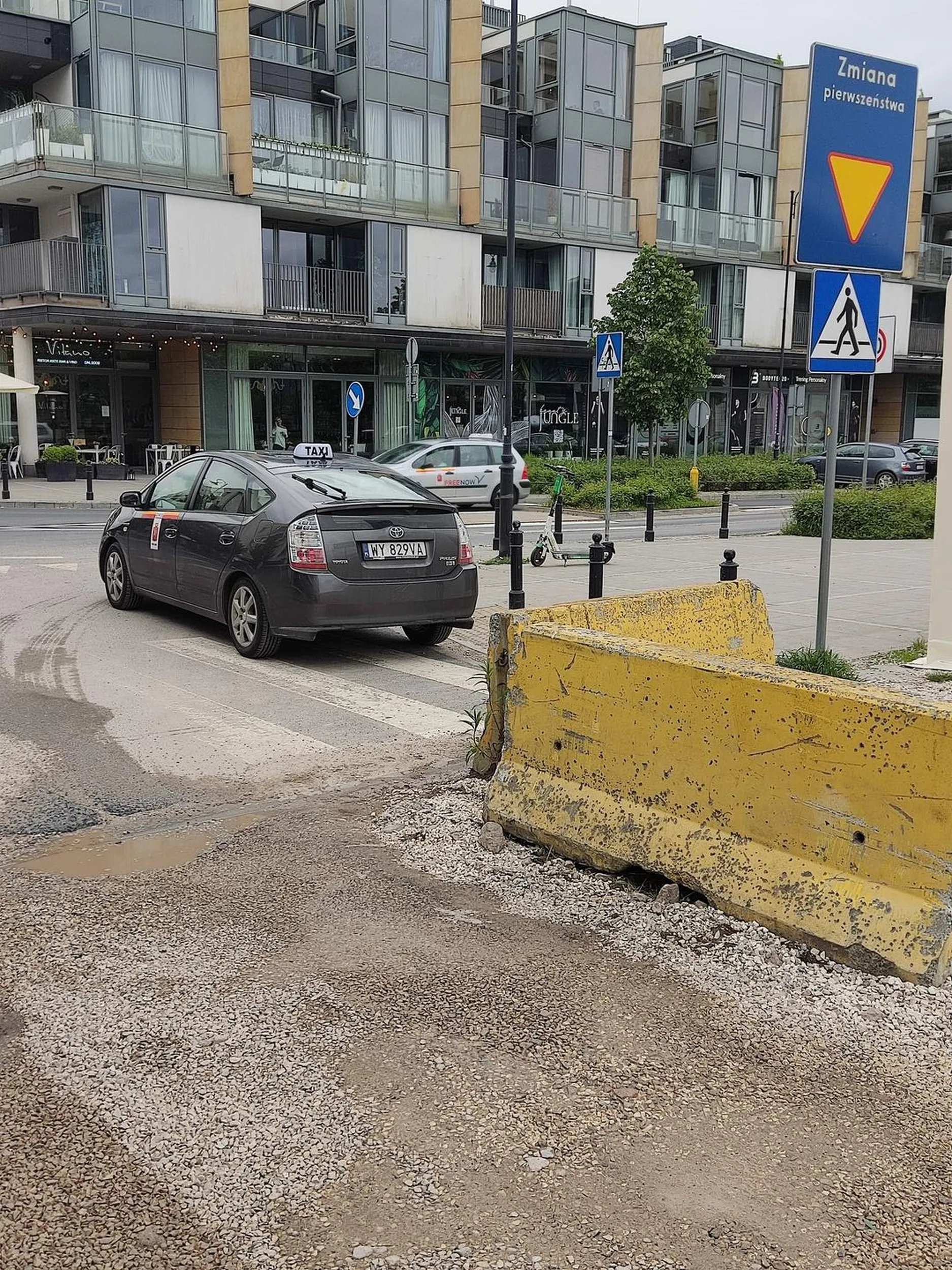 Uber parkuje wszędzie nawet na przejściach dla pieszych