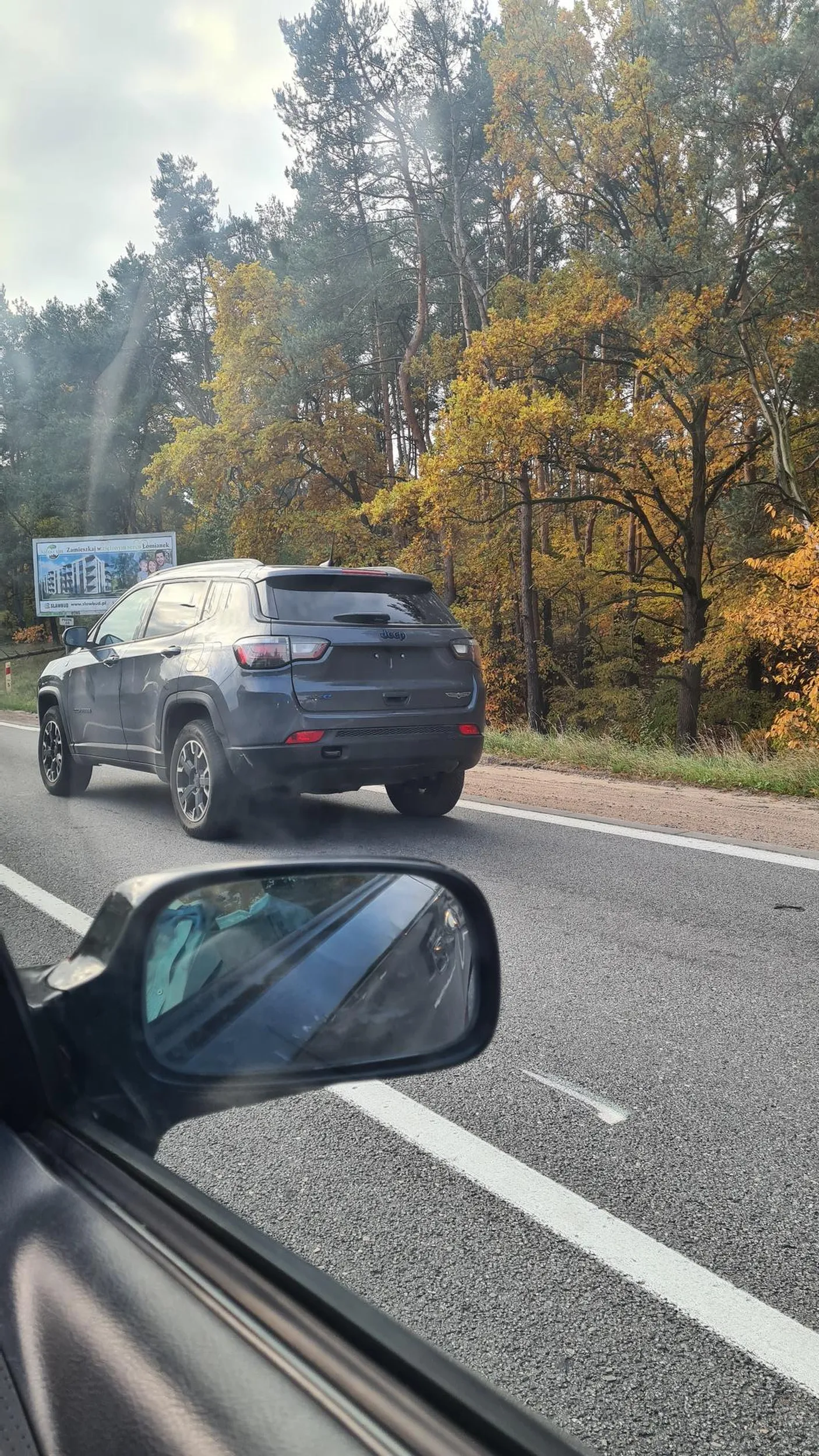 Trąbi bez powodu, jezdzi bez tylnej rejestracji