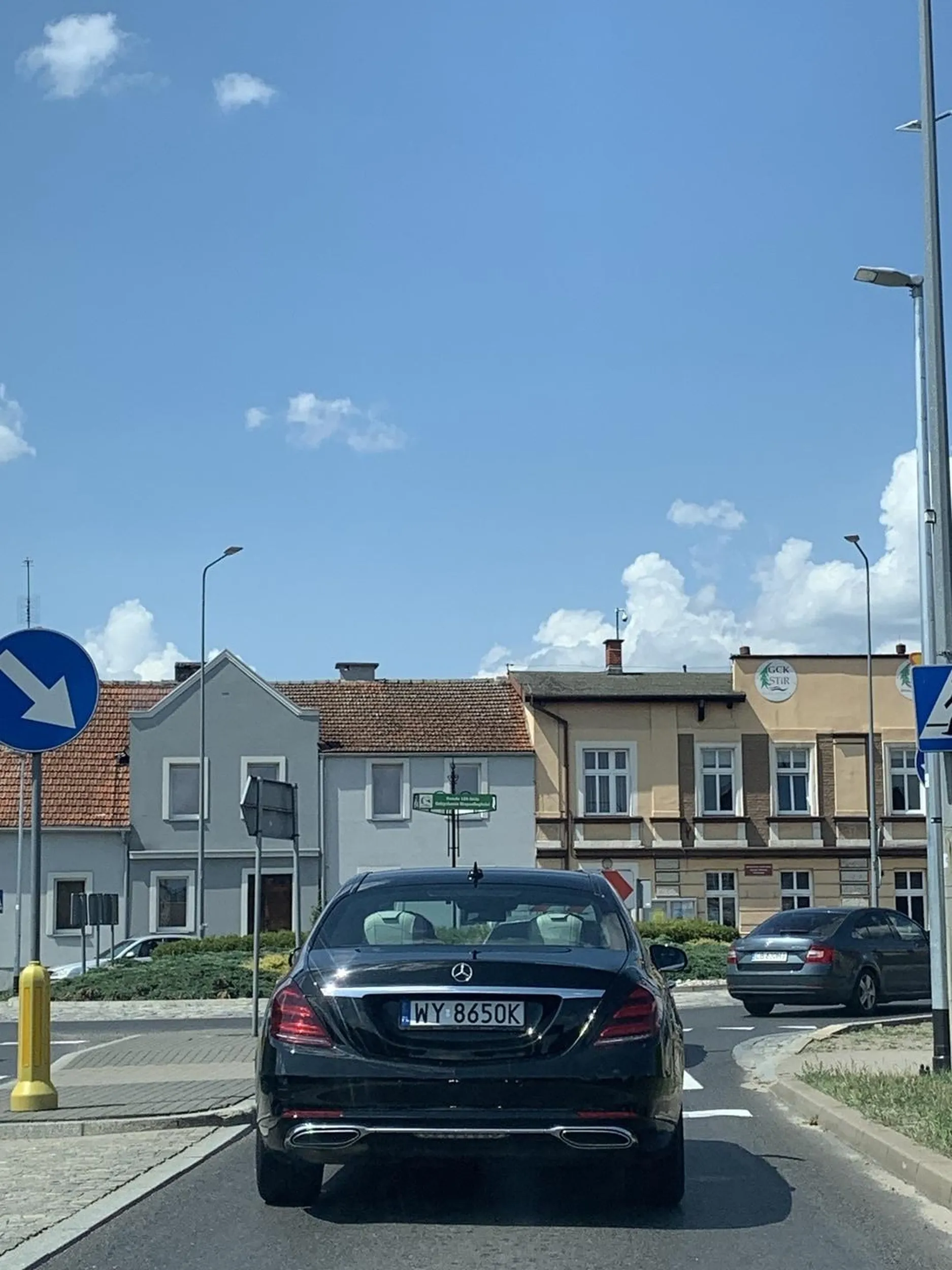 Jeździ od lewej do prawej łapie pobocze