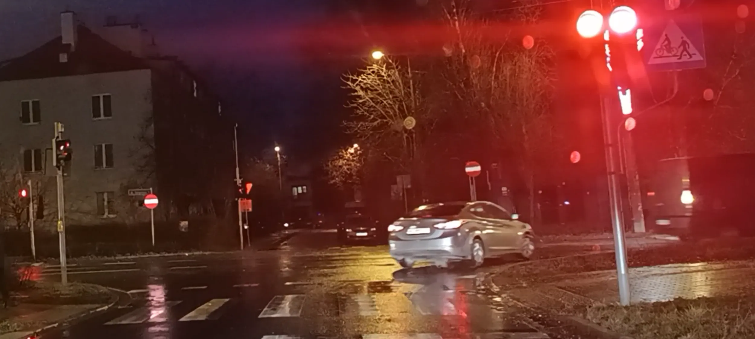 Bandyta drogowy wymarzą z lewej strony pierwszeństwo przejazdu i przejeżdża przez skrzyżowanie na czerwonym sygnalizatorze.