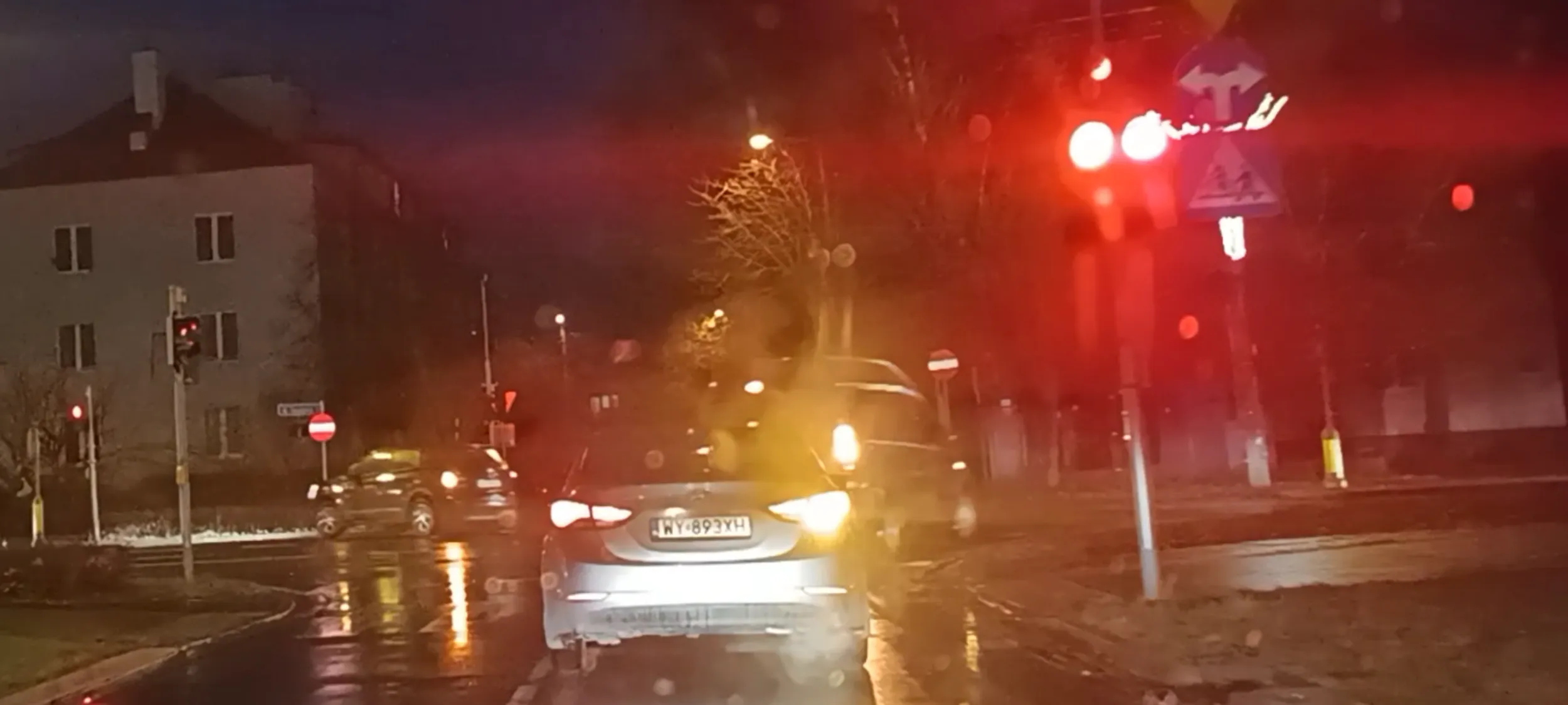 Bandyta drogowy wymarzą z lewej strony pierwszeństwo przejazdu i przejeżdża przez skrzyżowanie na czerwonym sygnalizatorze.