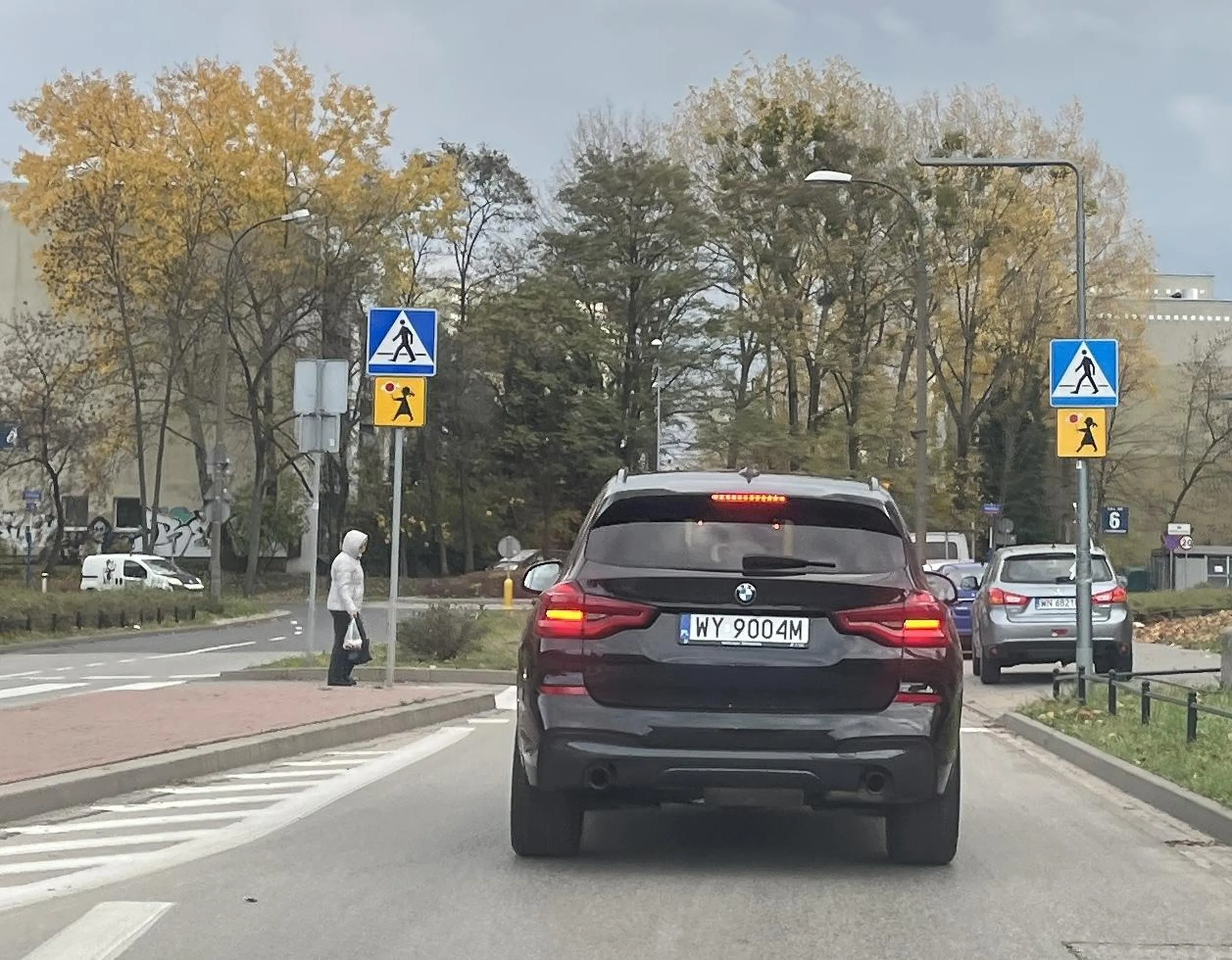 Straszny cham, który nie powinien mieć prawa jazdy. W gęstym ruchu zmienia pasy, skręca na skrzyżowaniach i zjeżdża z ronda nie używając w ogóle kierunkowskazów.