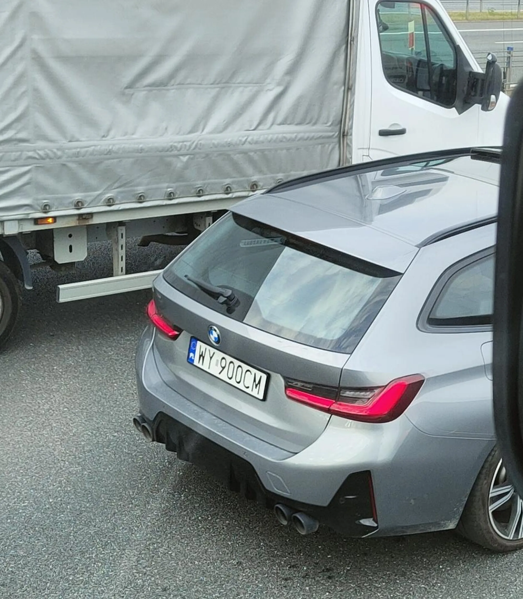 Chłop kupił sobie BMW i myśli że może jechać pasem awaryjnym i omijać korek ?