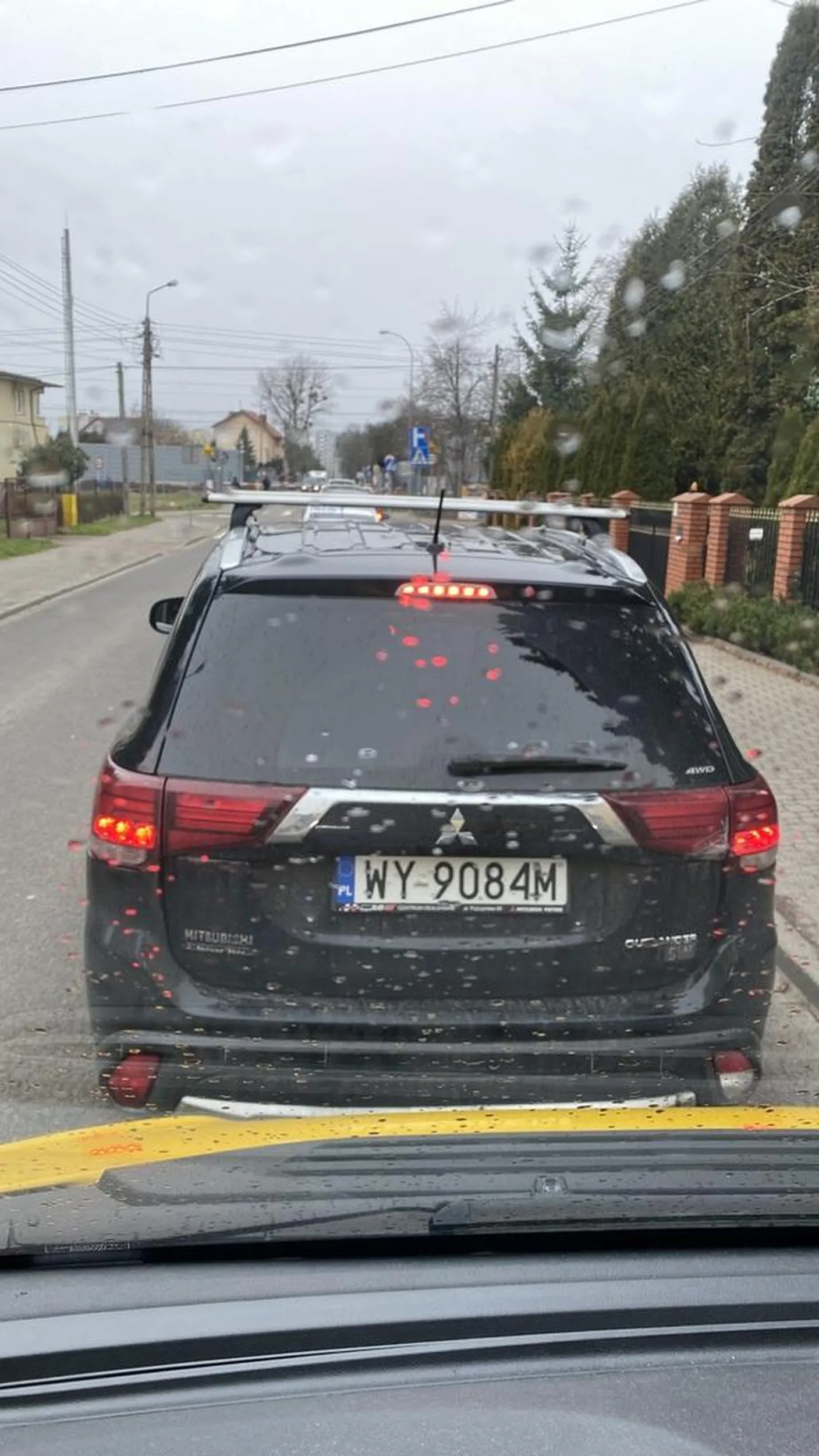 Rzuca petami z okna na ulicę.