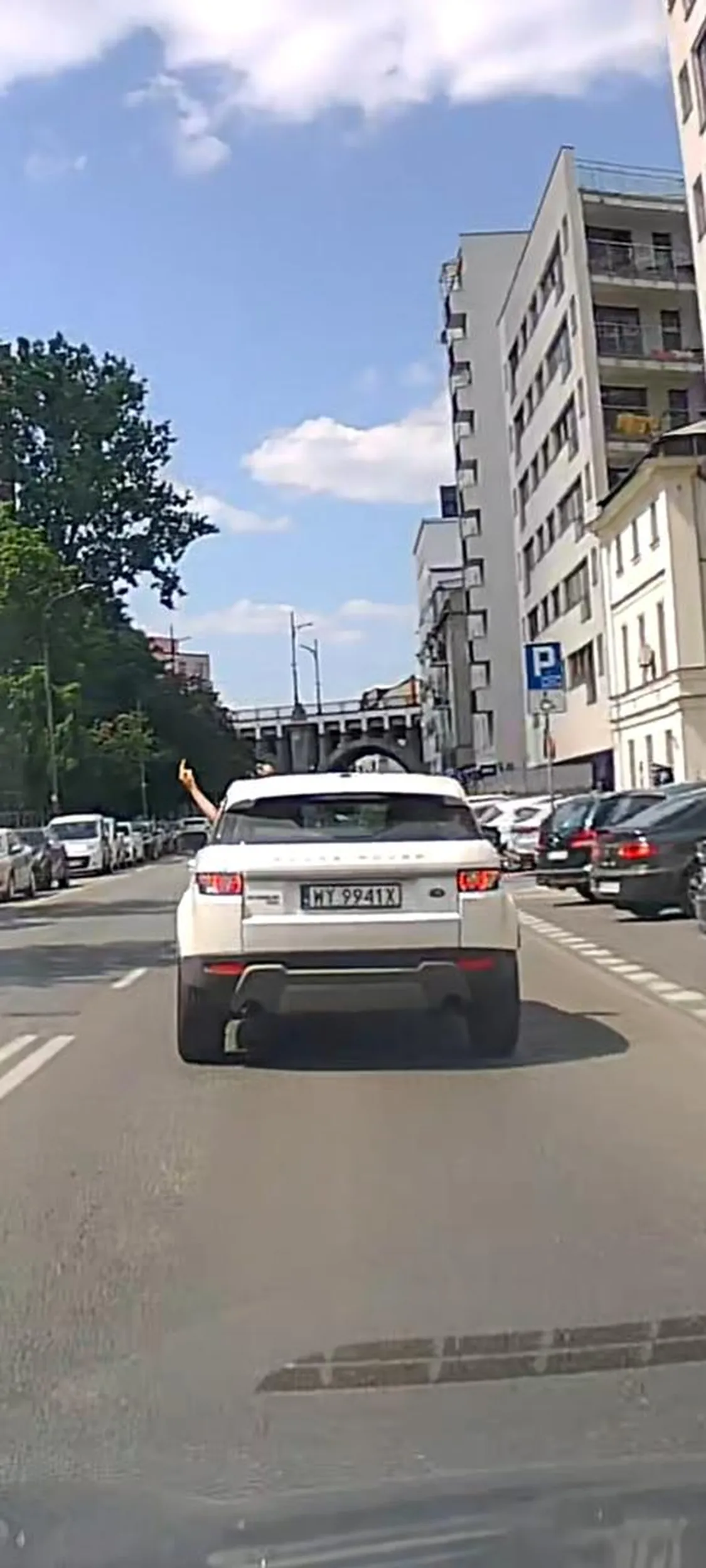 Pan w bialym range roverze obtrabil mnie bo zatrzymalem sie na pasach dla pani ktora chciala przejsc, po czym wyprzedzil mnie na nich prawie potracajac panią. Po tym jak zatrabilem pokazal mi srodkowy palec i ruszyl z piskiem opon. Na szczescie kamera przednia jak i tylna w moim samochodzie nagrala cale zdarzenie i sprawa zostanie zgloszona na policję.