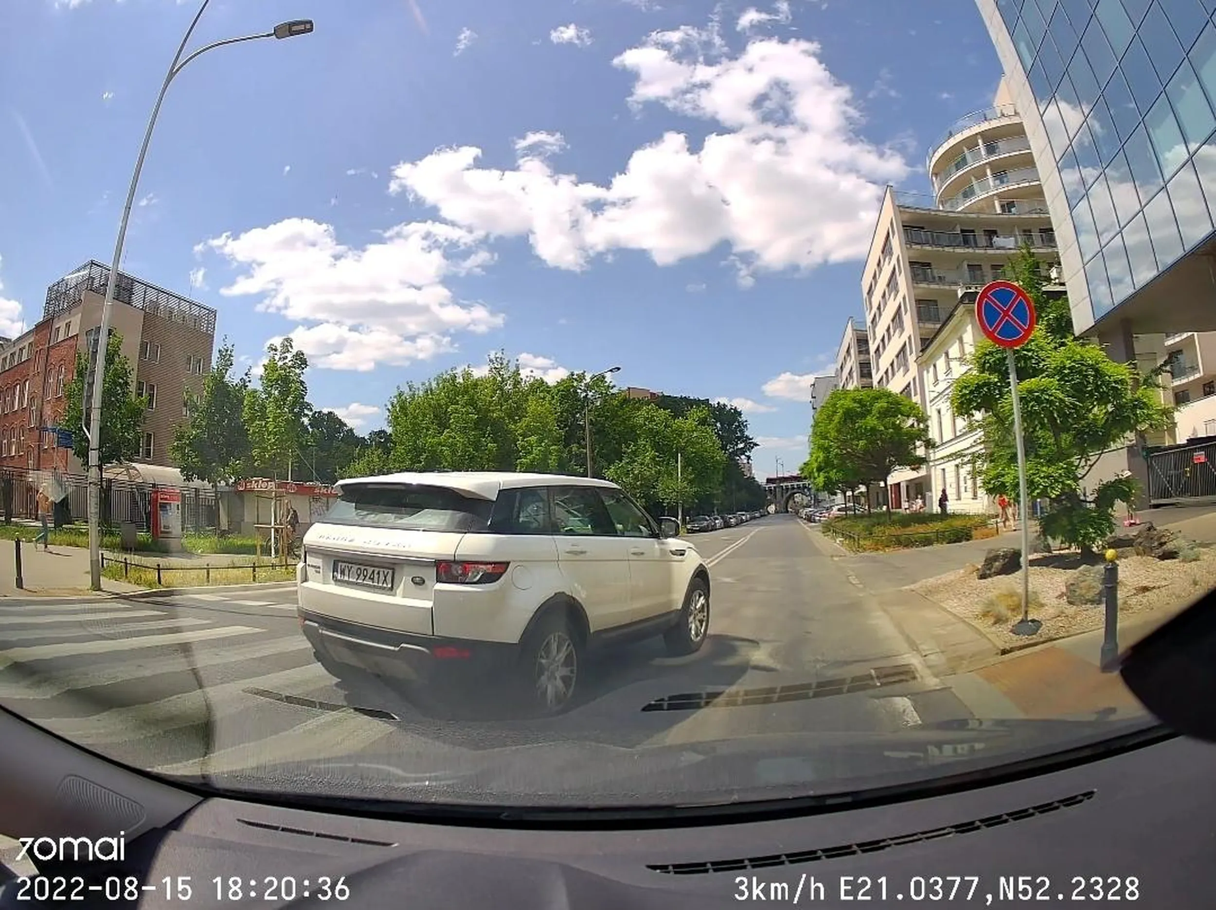 Pan w bialym range roverze obtrabil mnie bo zatrzymalem sie na pasach dla pani ktora chciala przejsc, po czym wyprzedzil mnie na nich prawie potracajac panią. Po tym jak zatrabilem pokazal mi srodkowy palec i ruszyl z piskiem opon. Na szczescie kamera przednia jak i tylna w moim samochodzie nagrala cale zdarzenie i sprawa zostanie zgloszona na policję.