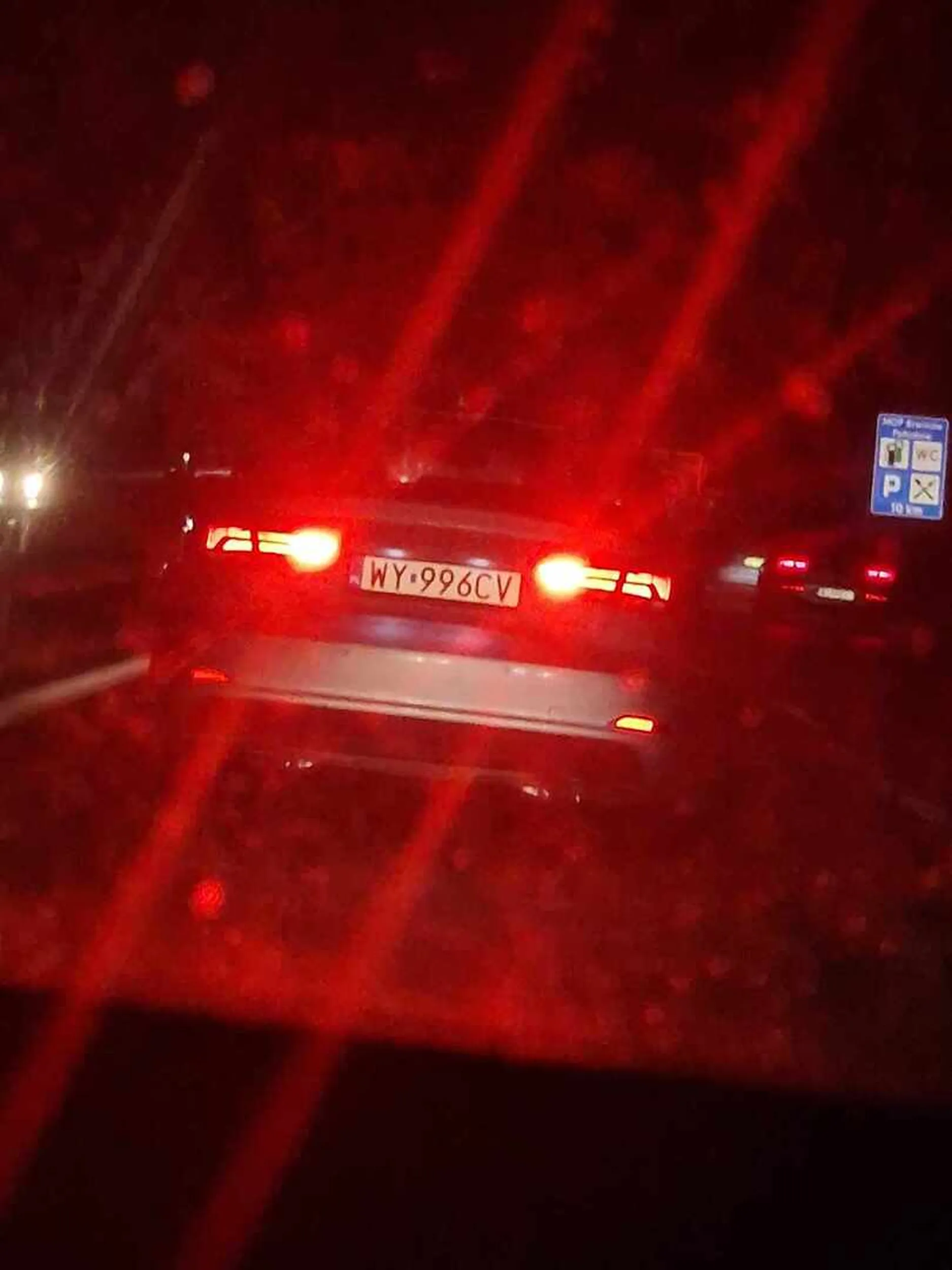 Pajac jechał kilkadziesiąt kilometrów autostradą lewym pasem z włączonymi podwójnymi światłami przeciwmgielnymi. Zablokował Pas i oślepiał innych kierowców. Warunki pogodowe nie wymagały świateł przeciwmgielnych