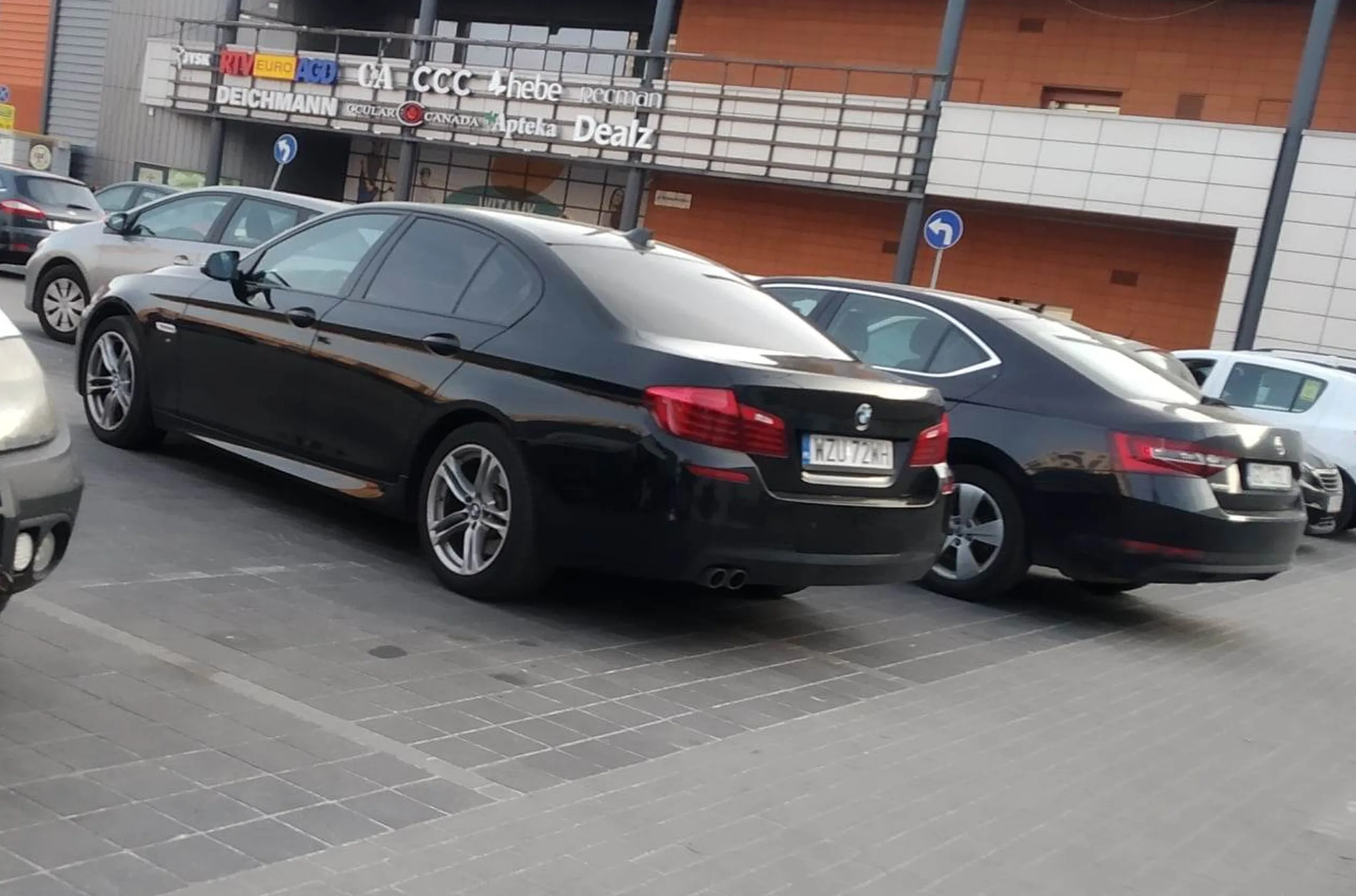 Zajmuje dwa miejsca parkingowe jednocześnie...