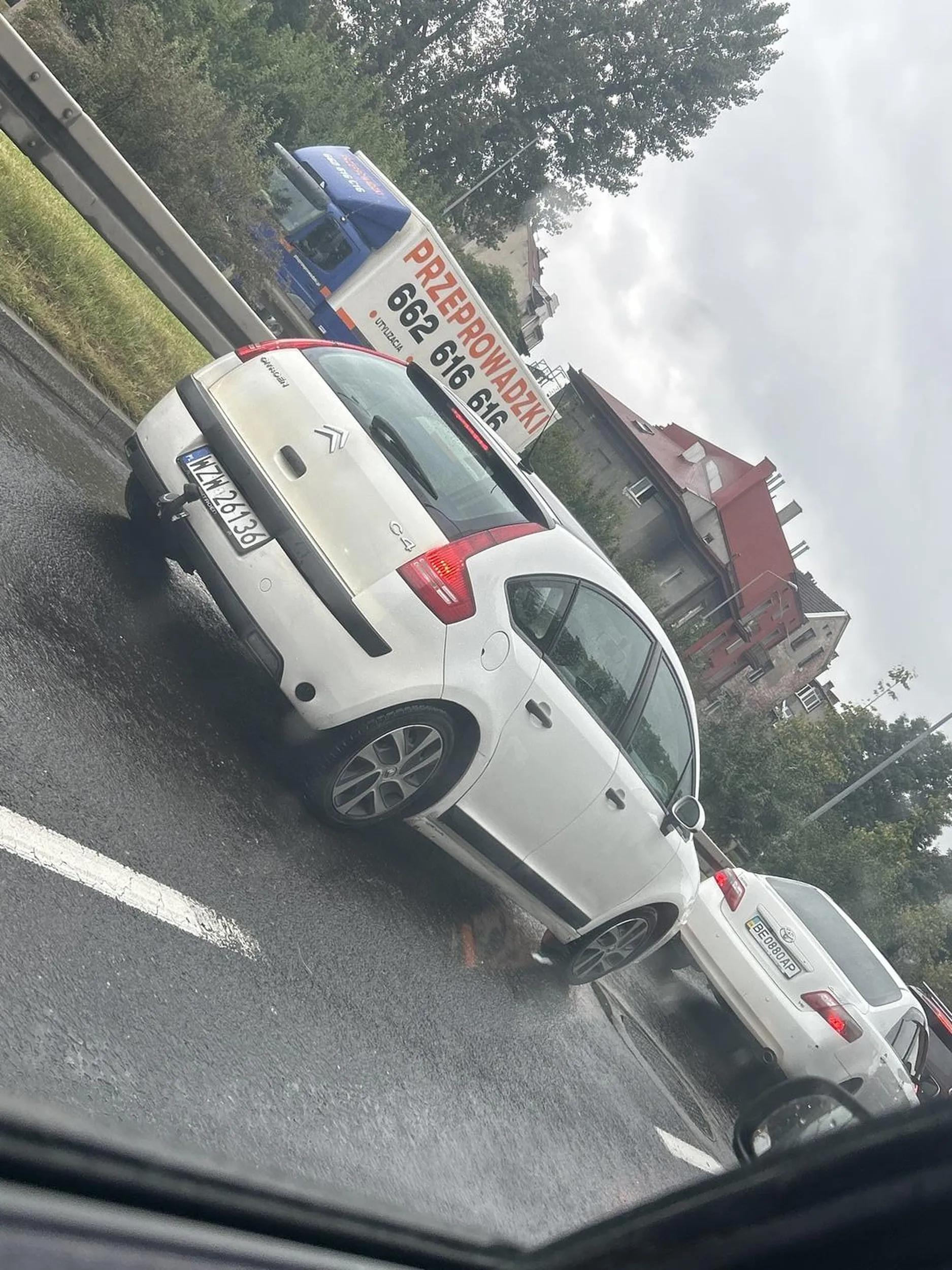 Tuman do potęgi w dodatku nie grzeszy urodą!