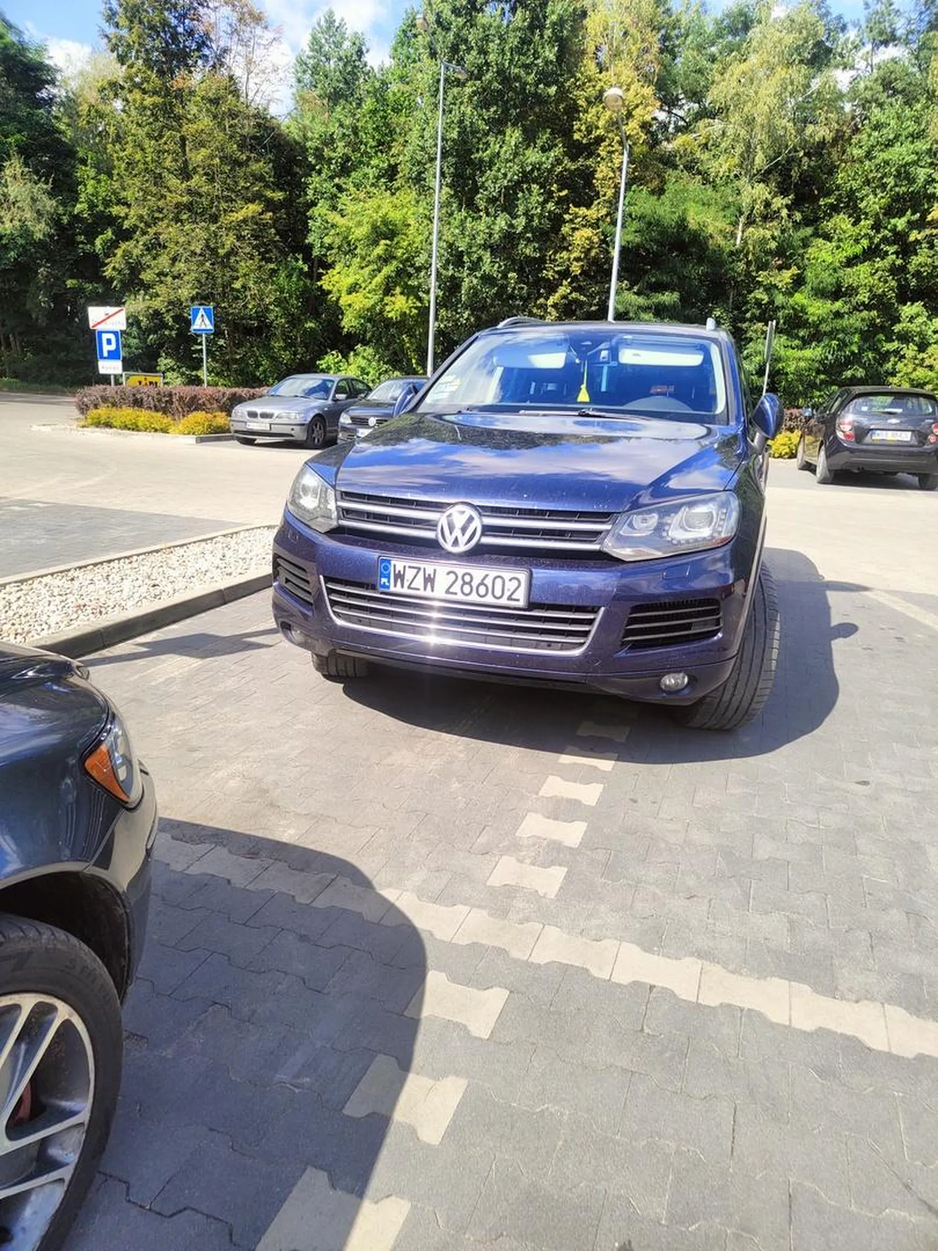 Parkuje jak łamaga.