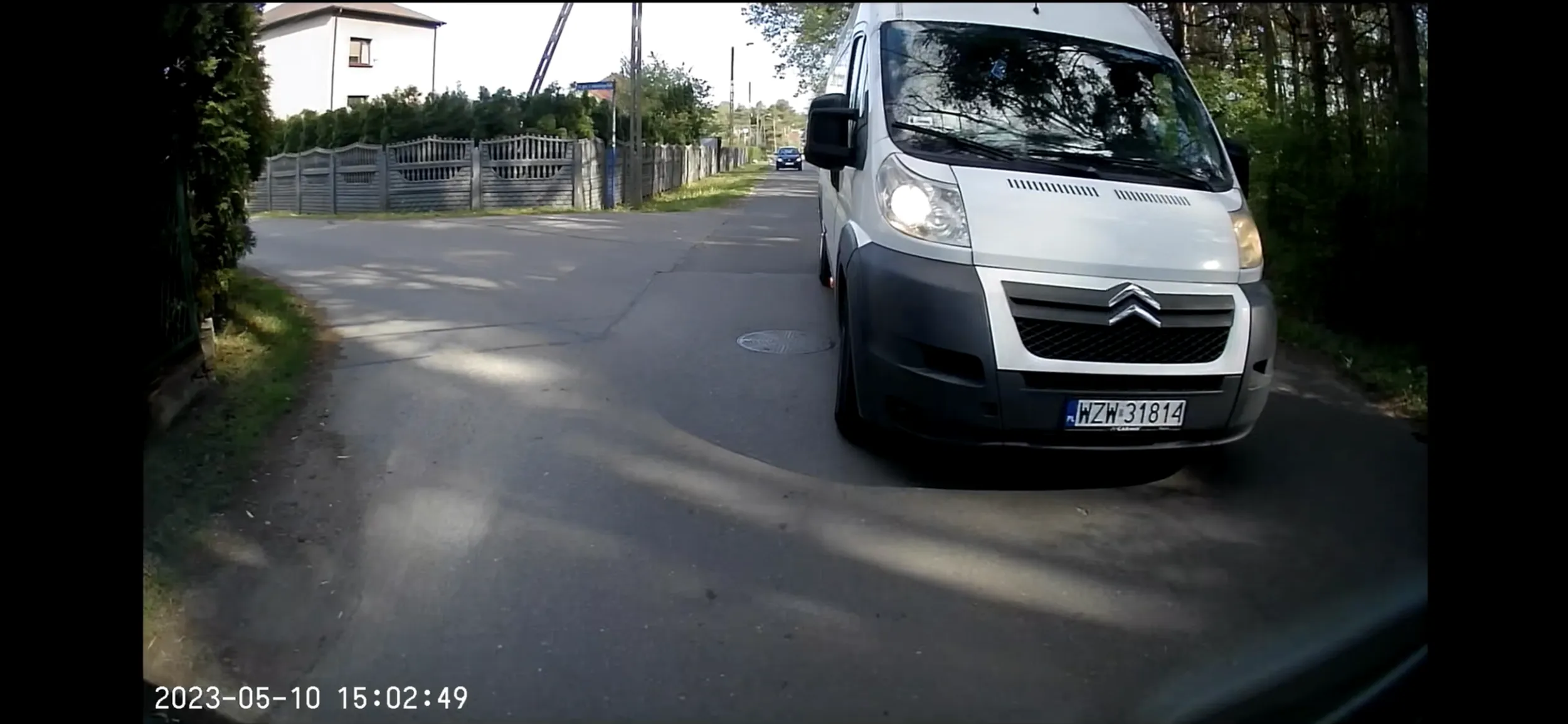 Kierowca niestety nie zna się na znakach i nie wie, co znaczy skrzyżowanie równorzędne, trąbiąc na osobę z pierwszeństwem. Do zobaczenia na StopCham. Na tym odcinku obowiązuje strefa 40kmh, najwyraźniej ograniczenie prędkości także cię nie zobowiązuje?