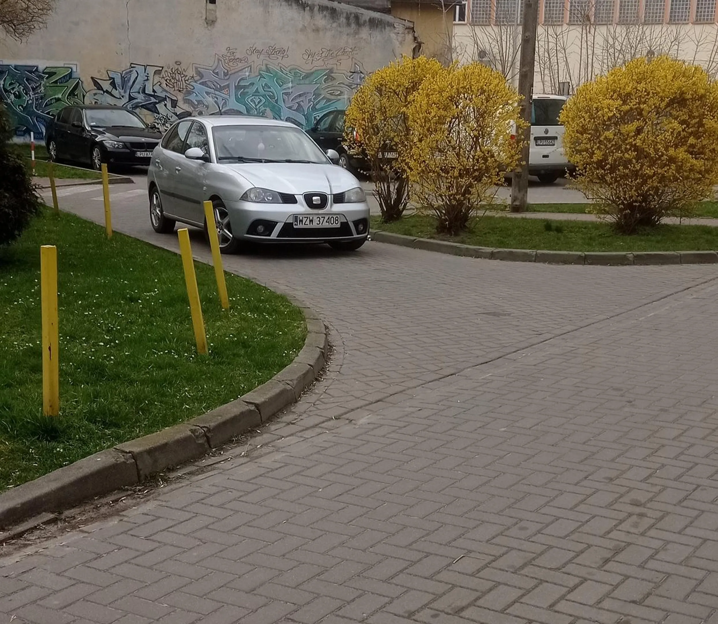 Nie ma to jak stanąć sobie na środku drogi i pójść w nieznane taranując przy tym przejazd ( dla aut ale w niektórych przypadkach też dla np karetki czy straży pożarnej)