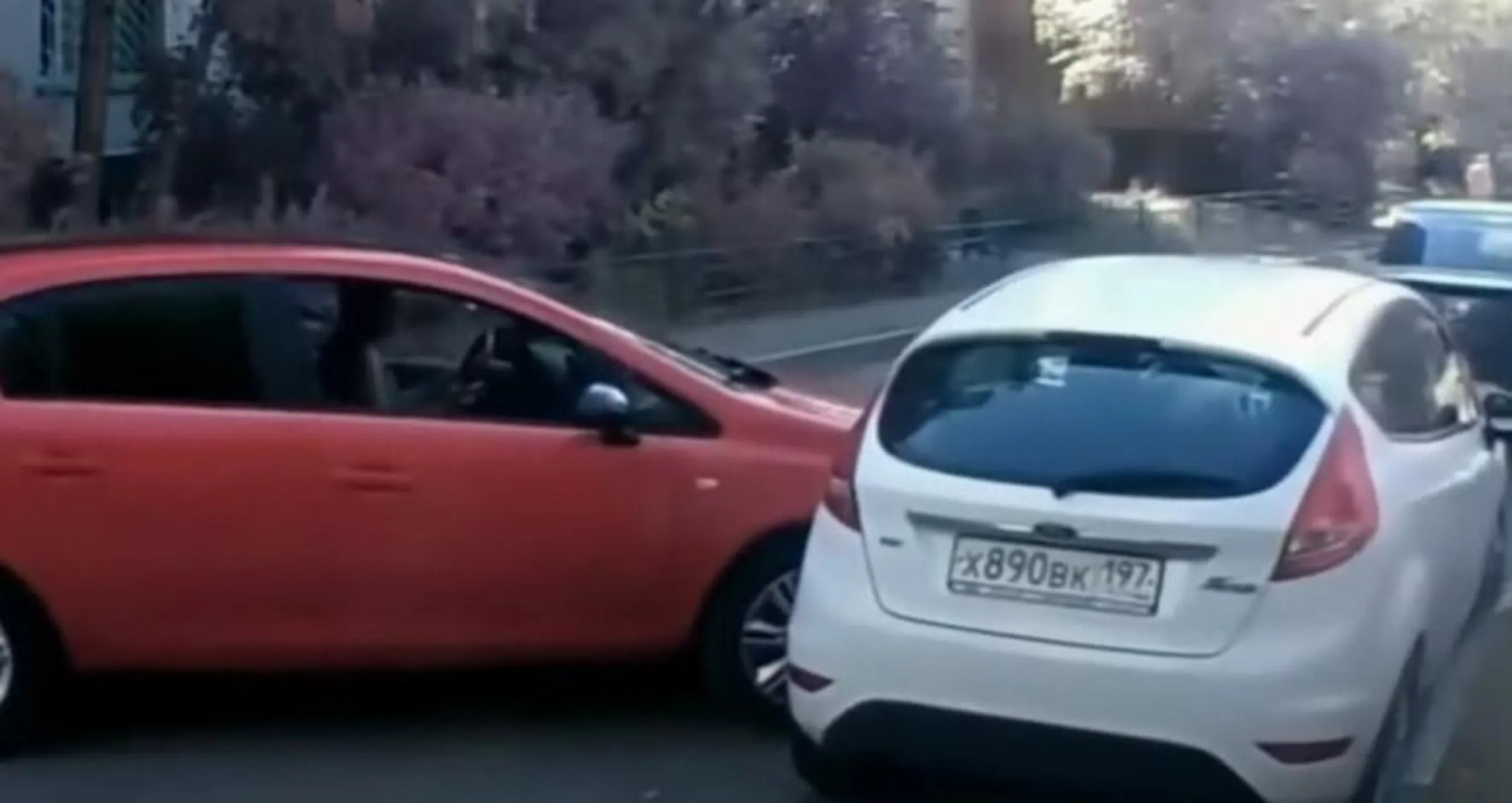 Karygodne zachowanie. Rozbija się po mieście i potem publikuje to na swoim kanale. Żałosne!!!11