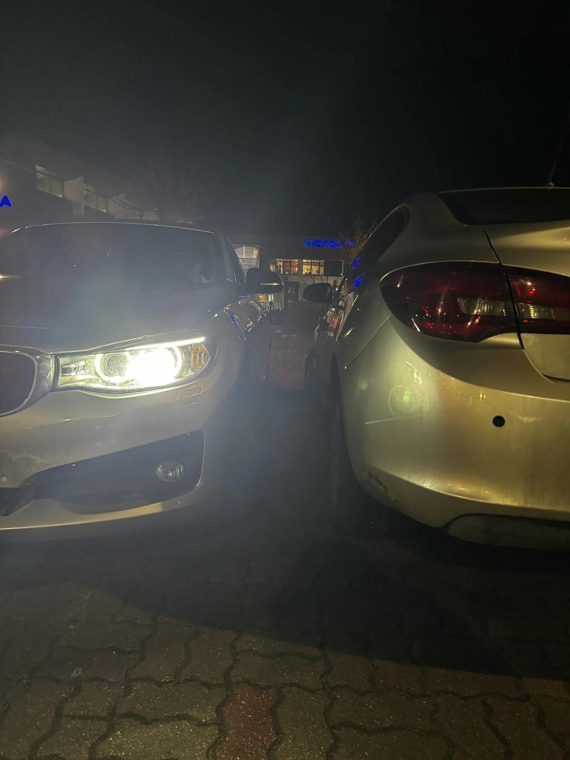 Nie polecam parkować koło tej insygni, pajac jakich mało??