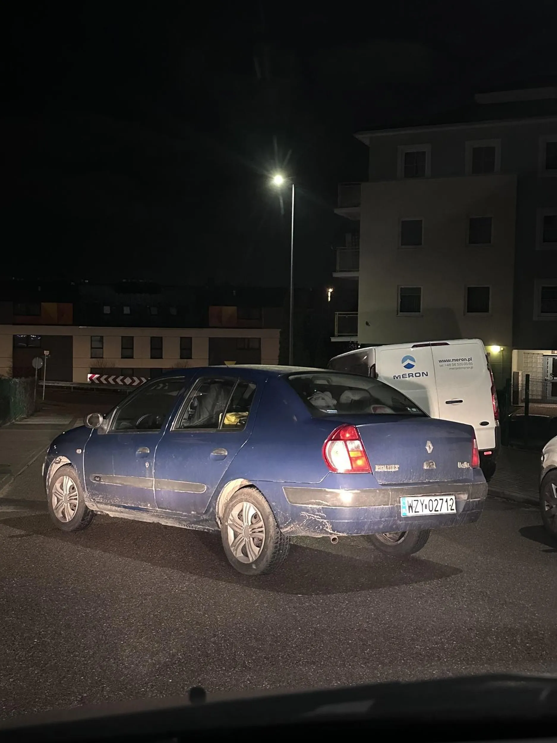 Godzina 1:40, człowiek wraca z nocnej zmiany w pracy a tu taka święta krowa postawiła sobie auto na środku drogi bez jakiejkolwiek najmniejszej szansy wyminięcia. Dodam tylko, że wszędzie dookoła były miejsca żeby zaparkować jak człowiek przy chodniku. ?