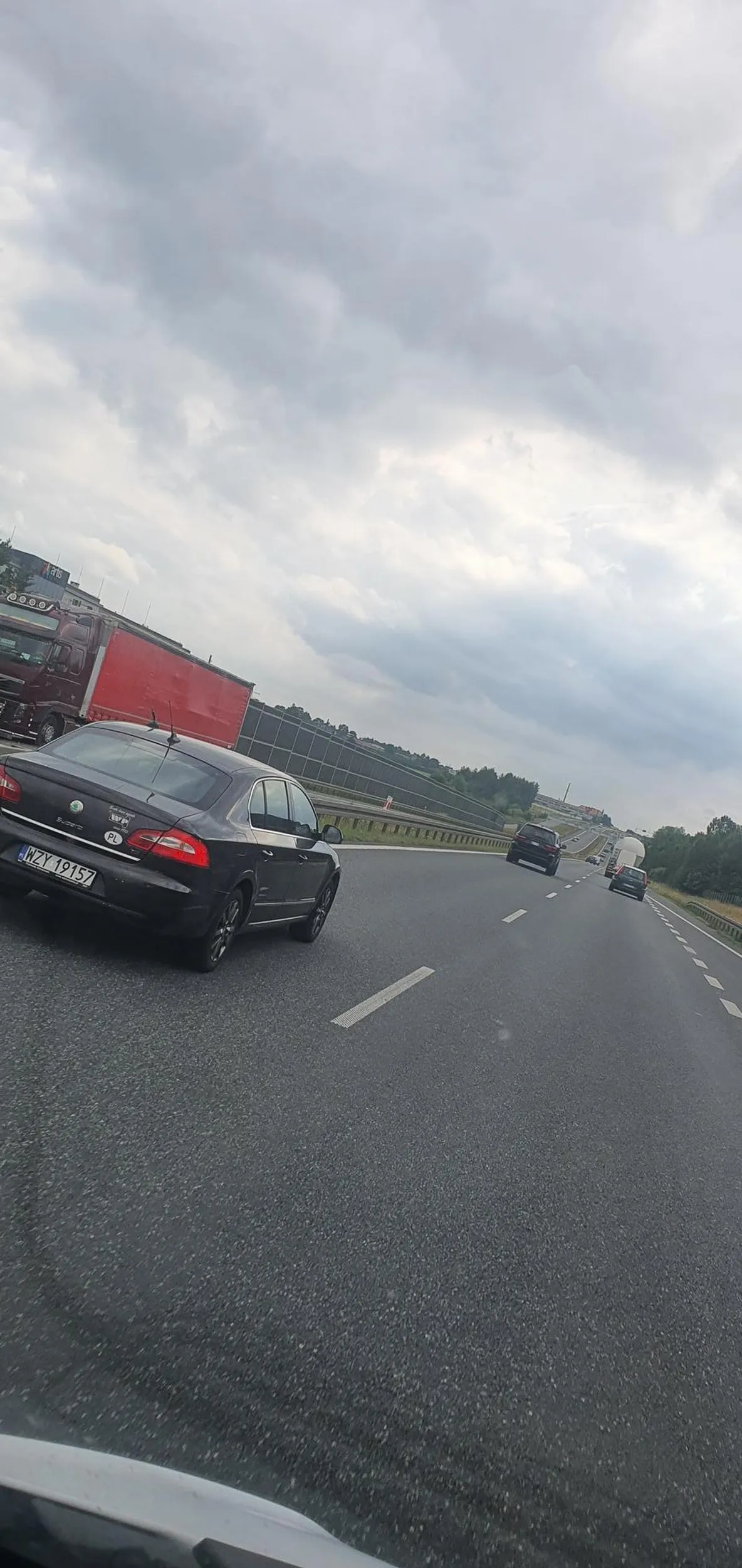 Ty parówo psiarskich udajesz? Po co zaczynasz ganiać tym gratem jak ktoś cie wyprzedzi? W szkole bili czy o co chodzi?