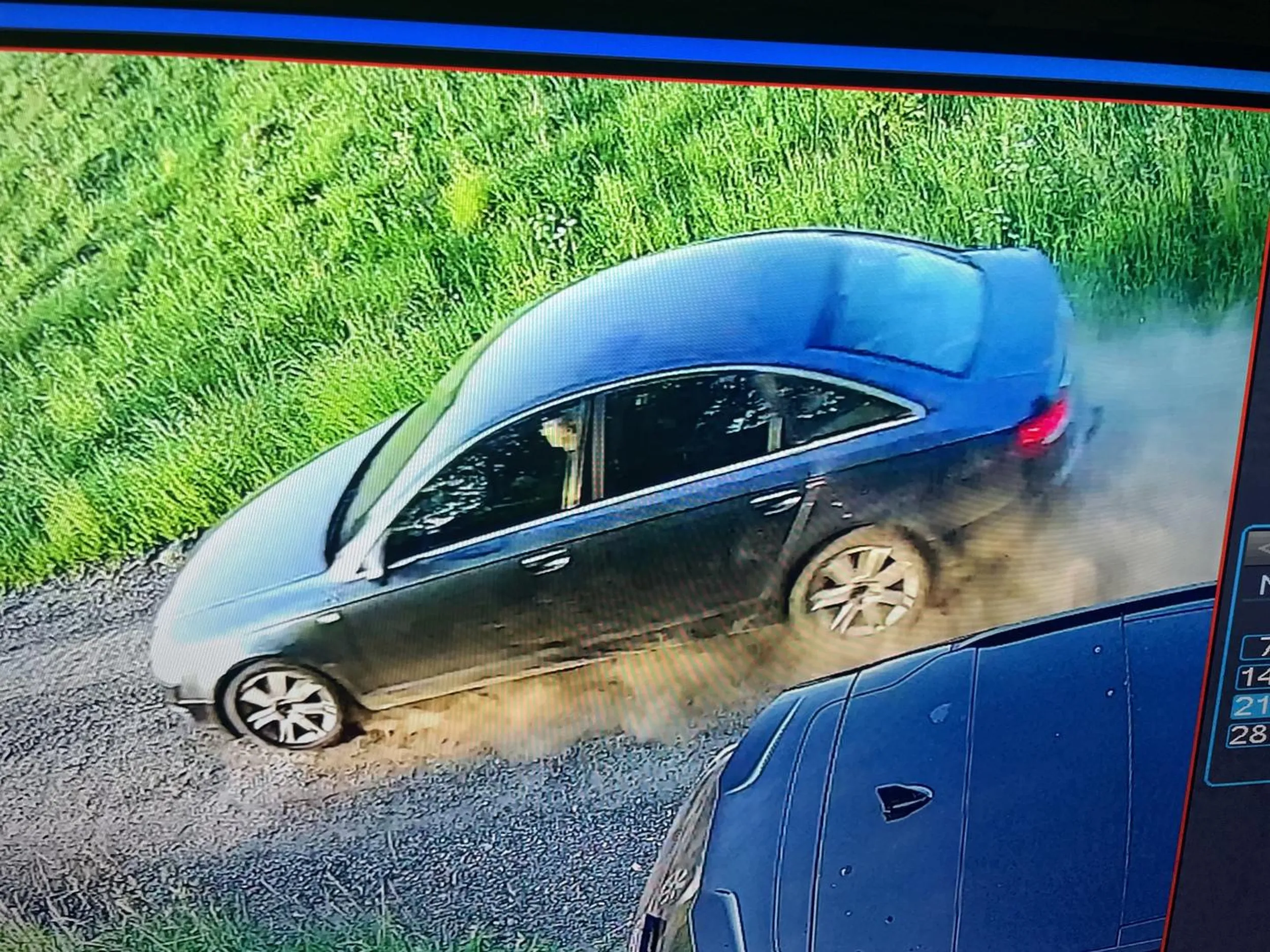 Bezmózg w Audi, ktory z drogi gruntowej urządza autostradę.