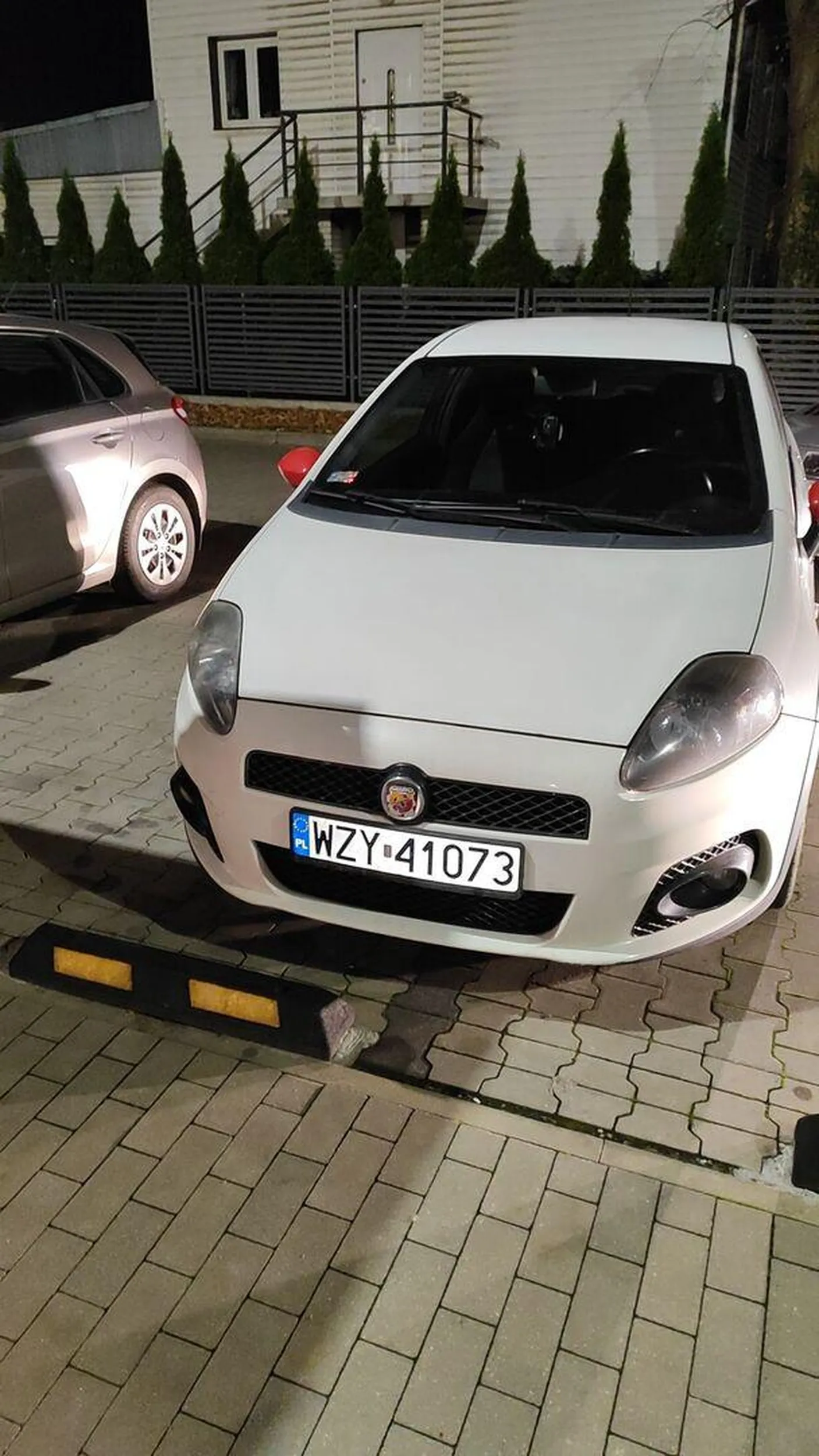 Naucz się parkować fiucie, małe babskie auto a staje na dwóch miejscach