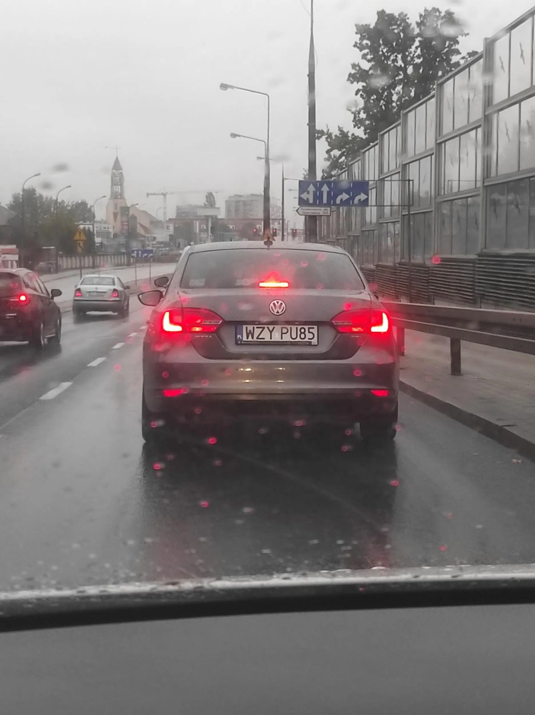 Drogi Kierowco! Jeśli ustawisz się na skrzyżowaniu na lewym pasie, pamiętaj, żeby się go trzymać przy wykonywaniu manewru skręcania i nie zajeżdżaniu drogi innym bez wcześniejszej sygnalizacji. Następnym razem może to się źle skończyć, zwłaszcza w tych jesiennych warunkach.