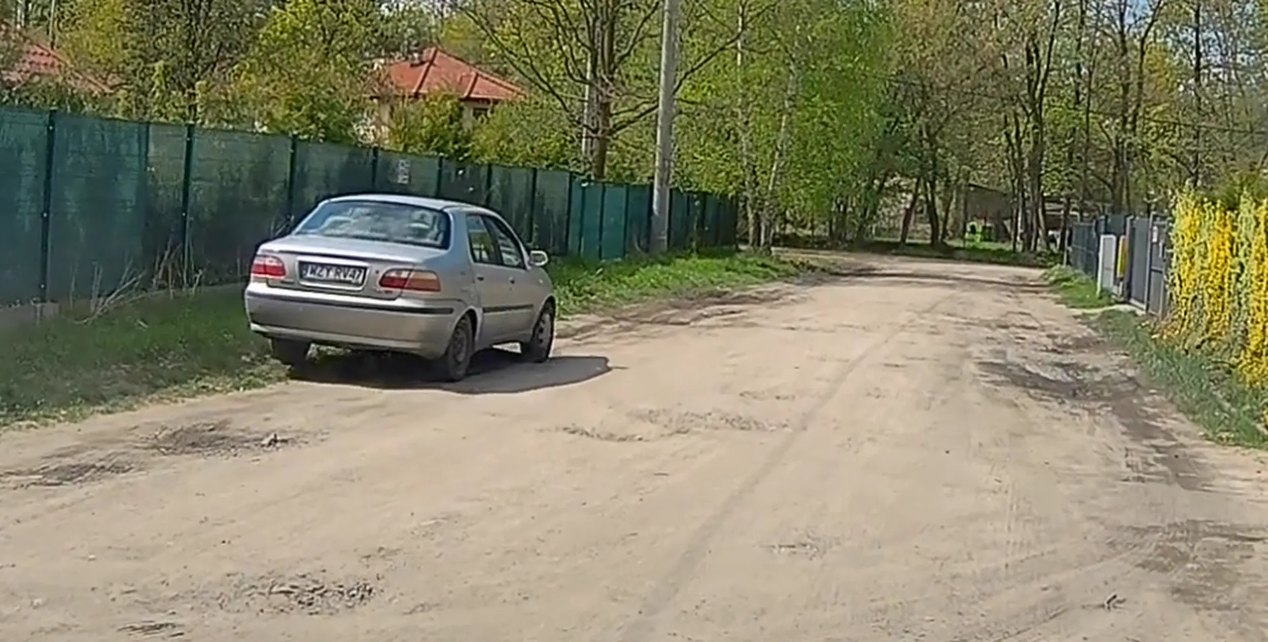 chyba się ruch lewostronny pomylił z prawostronnym, na tyle, że jeszcze po zieleni na poboczu pojechał