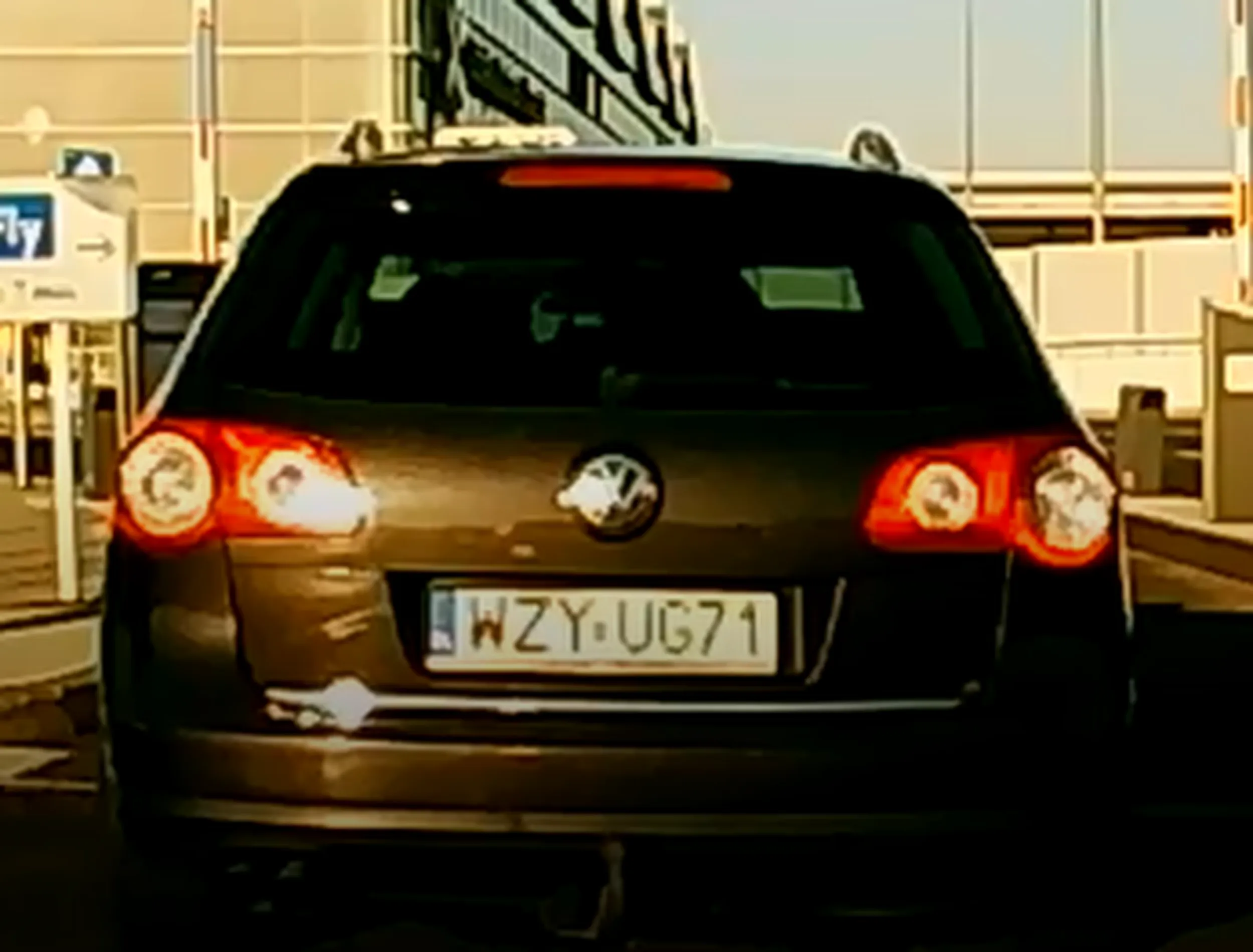 Agresywny cierpiarz i prostak z Żyrardowa, a do tego Lamus który ucieka a sam zaczepia do bójki.., no i ma ojca lamusa..