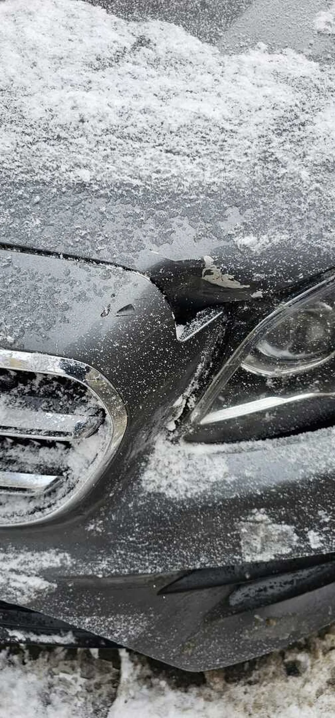 Poszukiwany kierowca pojazdu o numerze rejestracyjnym WZYUW55 spowodował kolizje i uciekł