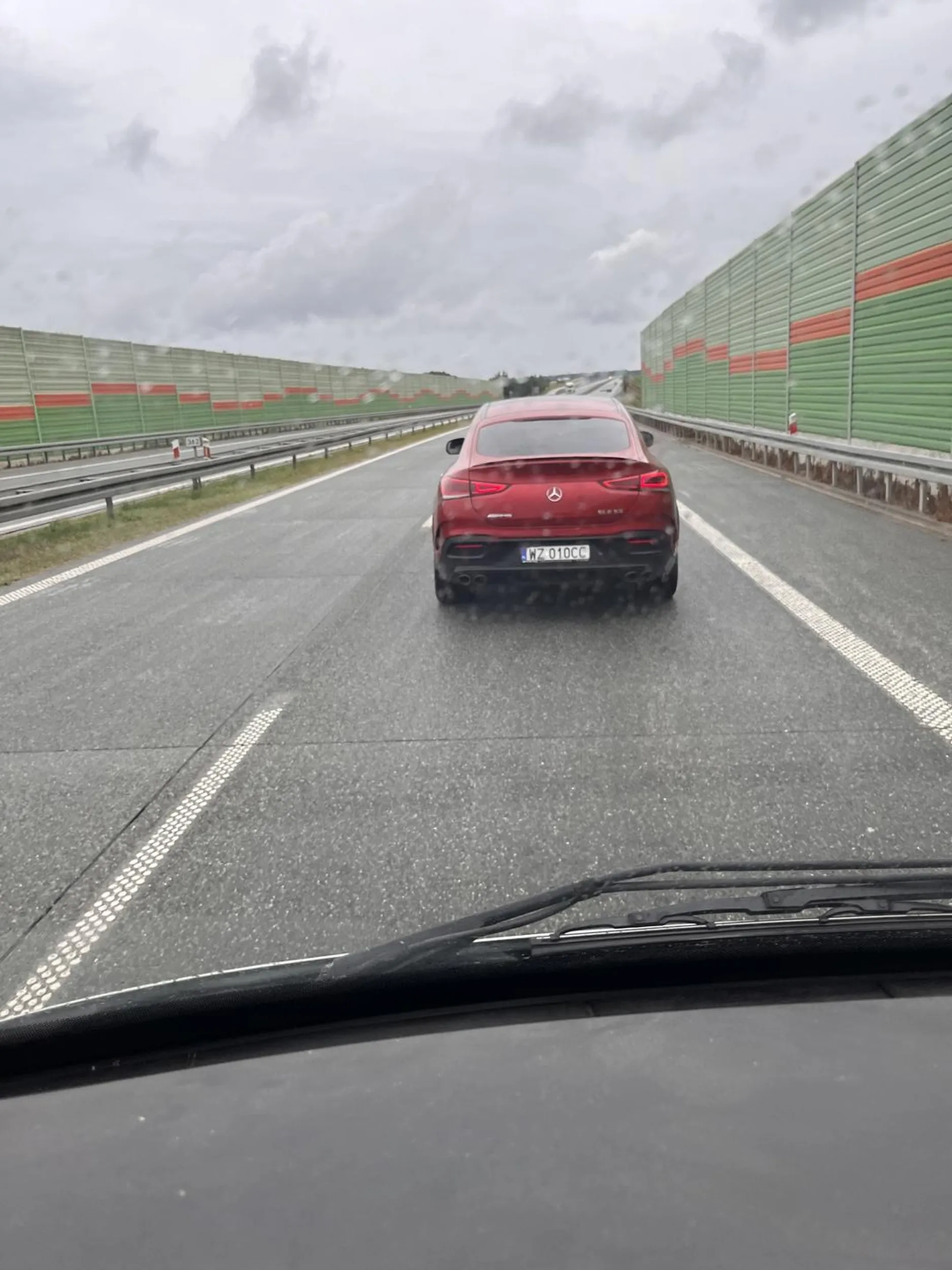 Burak jakich mało, wydaje mu się że droga jest jego własnością. Przy normalnym wyprzedzaniu uznał że zablokowałem mu przejazd, zaczął trąbić i mrugać światłami, a później hamować i blokować przejazd.