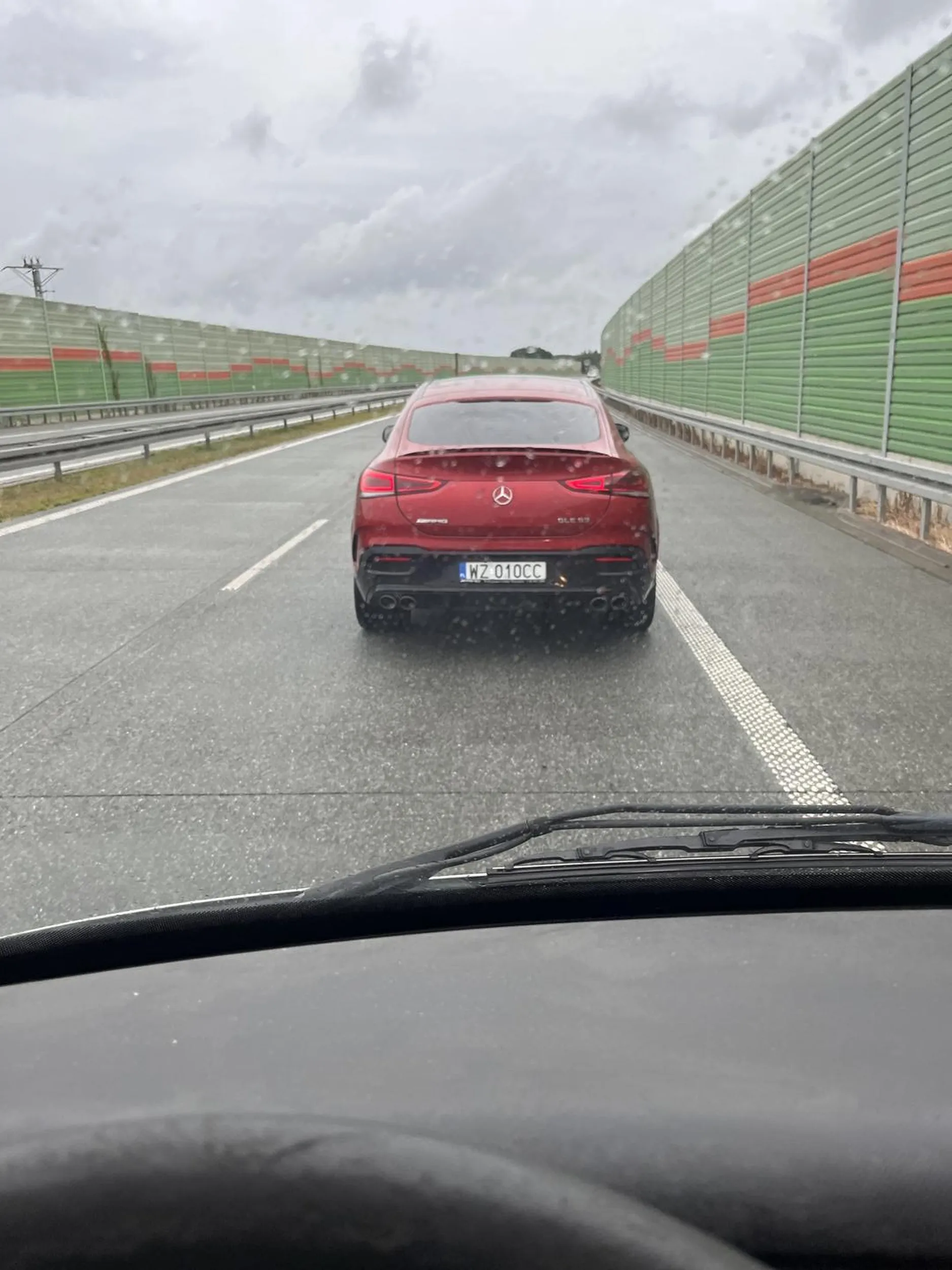 Burak jakich mało, wydaje mu się że droga jest jego własnością. Przy normalnym wyprzedzaniu uznał że zablokowałem mu przejazd, zaczął trąbić i mrugać światłami, a później hamować i blokować przejazd.