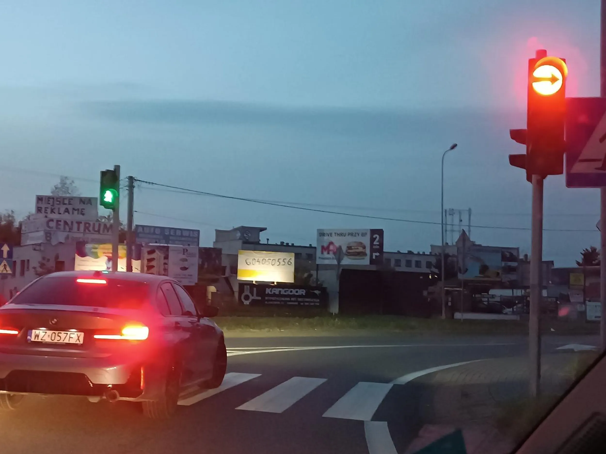 Pan bardzo ciekawie staje na samym środku przejścia dla pieszych, skręca po krawężniku. Pijany czy co?