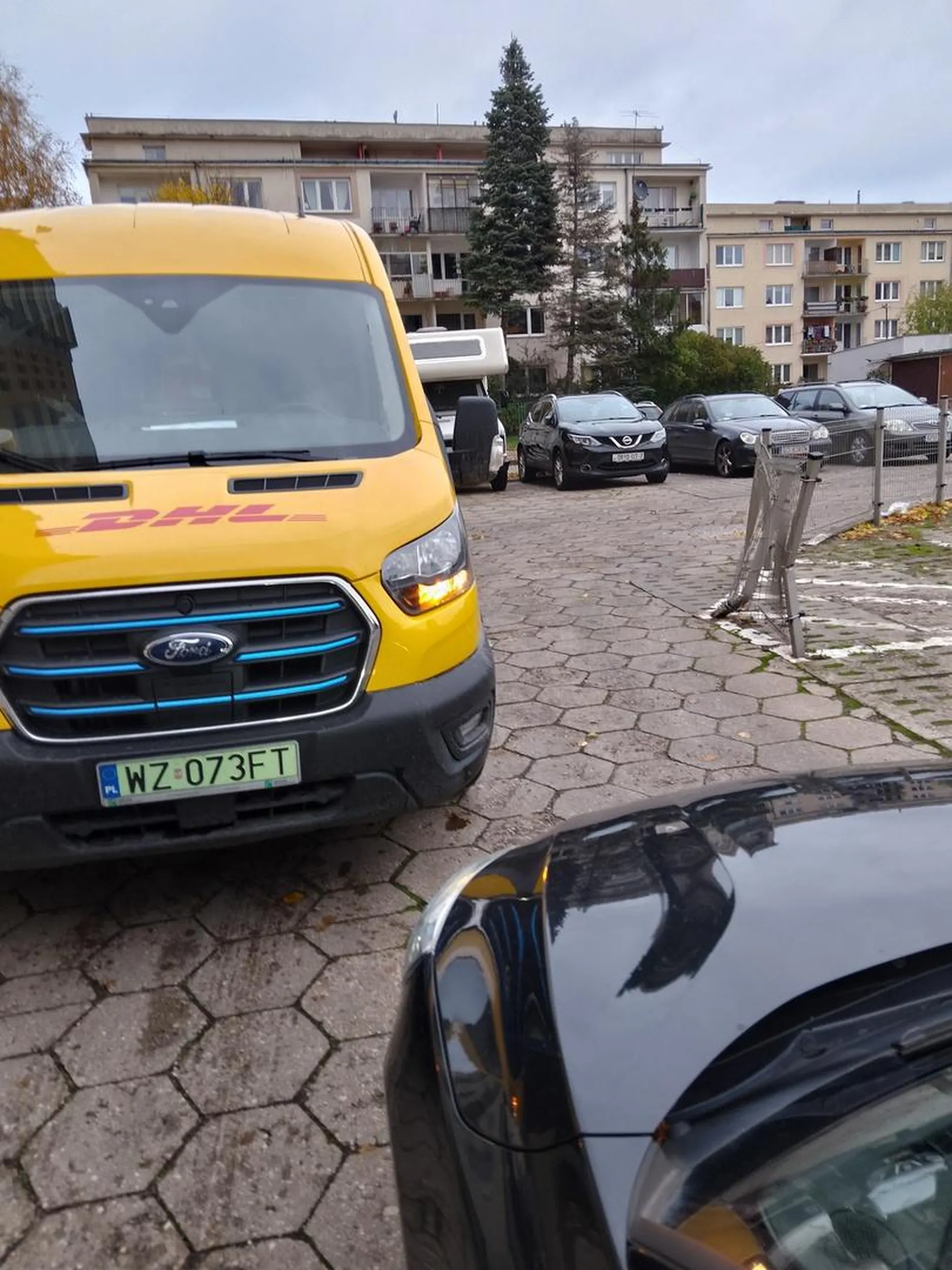 Auto blokuje drogę pożarowa plus dodatkowo blokuje wyjazd z Osiedla . Kierowca nie spieszy się z odjazdem i jest wulgarny . Młody chłopiec