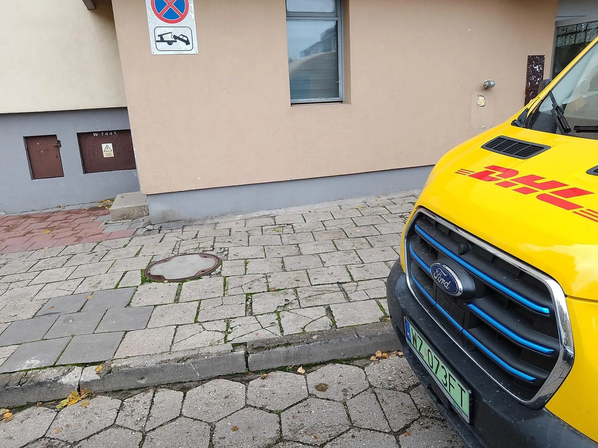 Auto blokuje drogę pożarowa plus dodatkowo blokuje wyjazd z Osiedla . Kierowca nie spieszy się z odjazdem i jest wulgarny . Młody chłopiec