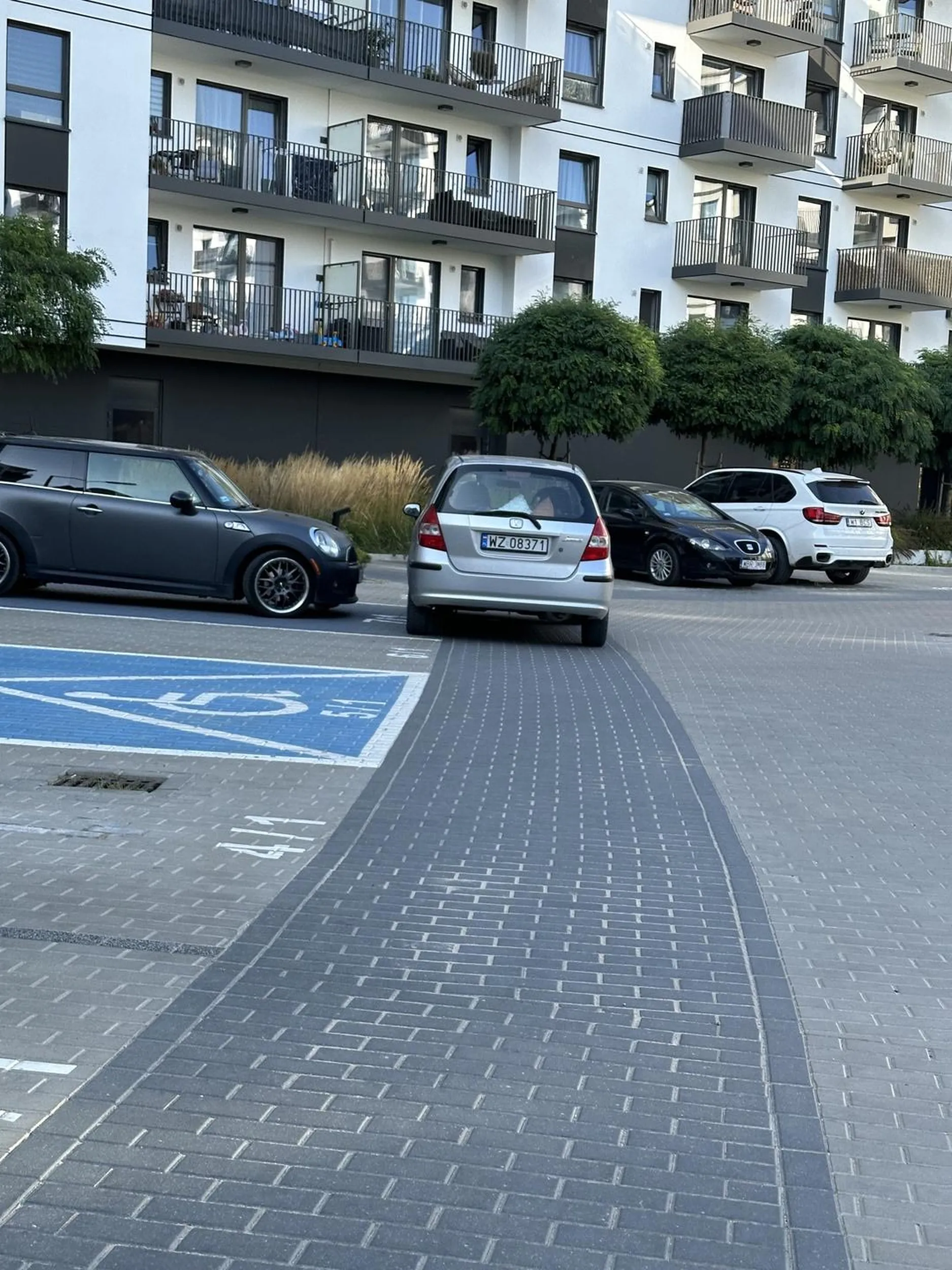 Na ulicy Posag 7 Panien pojechała pod prąd, a później zaparkowała w ten sposób. Wieśniaro kto Ci dał prawo jazdy?