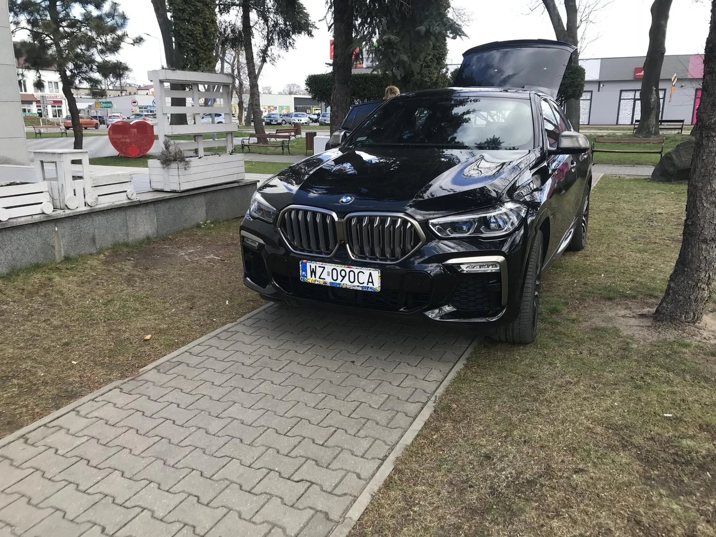 Marka mówi za siebie . Koleś po zwróceniu uwagi ze z dzieckiem nie można przejść z wózkiem nawyzywał kobietę