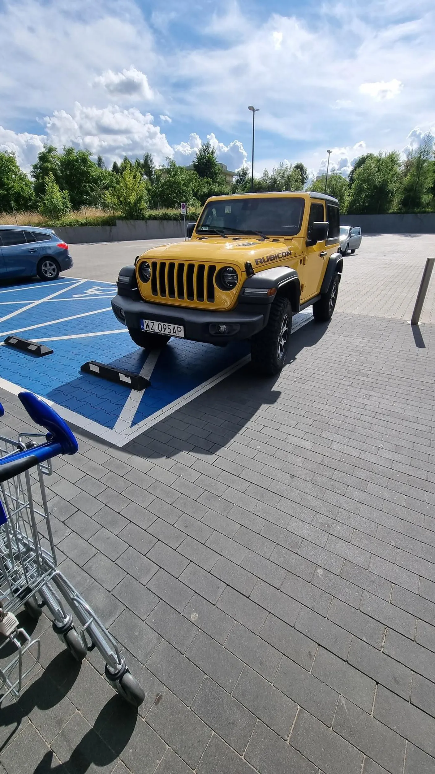 Parking prawie pusty ale oczywiście panicz musi stać przy samym wejściu na miejscu dla niepełnosprawnych.