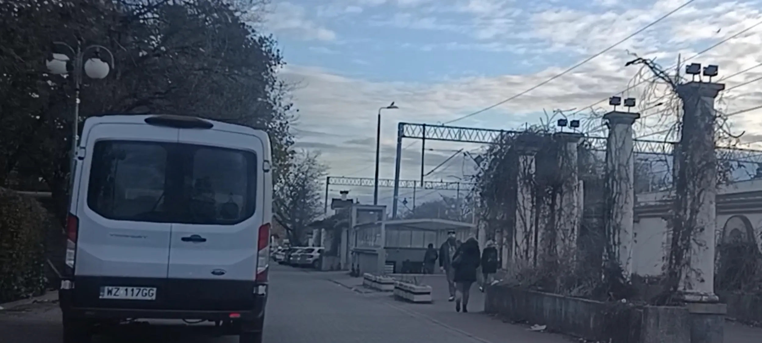 Zaparkował nieprawidłowo, tu jest obowiązujący zakaz zatrzymywania się i postoju.