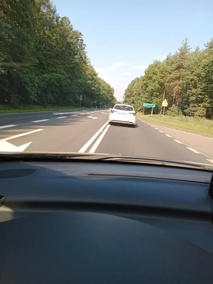 Durne babsko Wyprzedza dwa traktory pasem do skrętu w lewo przez przejście dla pieszych (nie przeszkadzają Jej idące z prawej strony dzieci przed przejściem)przez pas drogi wyłączony z jezdni żeby zaoszczędzić 10s czasu Mam nadzieję że kiedyś sama się przekona Pani będąc na pasach z dziećmi co były w aucie na własnej skórze jak ktoś tak zrobi Mam nadzieję że też usłyszy Pani ale o co chodzi ja nic nie zrobiłam , życzę tylko mózgu nie zgłaszam tego bo szkoda mojego czasu i zgrywania z kamery ,ale życie w swoim czasie Ci to odda!